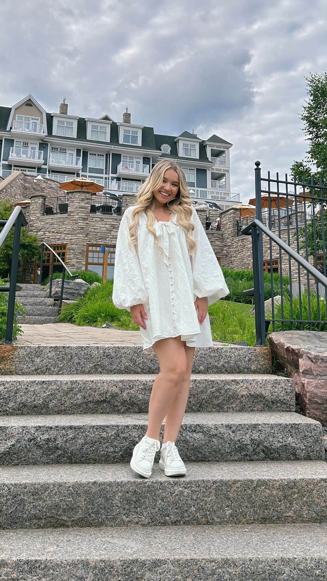 トーリ・ウェブスターのインスタグラム：「The truth behind brand trips 🤫   📍checking into the @chattershairsalon Muskoka retreat!!!   come for a room tour with me to experience the true behind the scenes on an influencer trip!   @thedrybar  @cocoandeve  @dermalogicacanada  @moroccanoil   Let the fun cottage getaway begin 🧡  #influencer #influencerlife #prunboxing #unbox #roomtour」