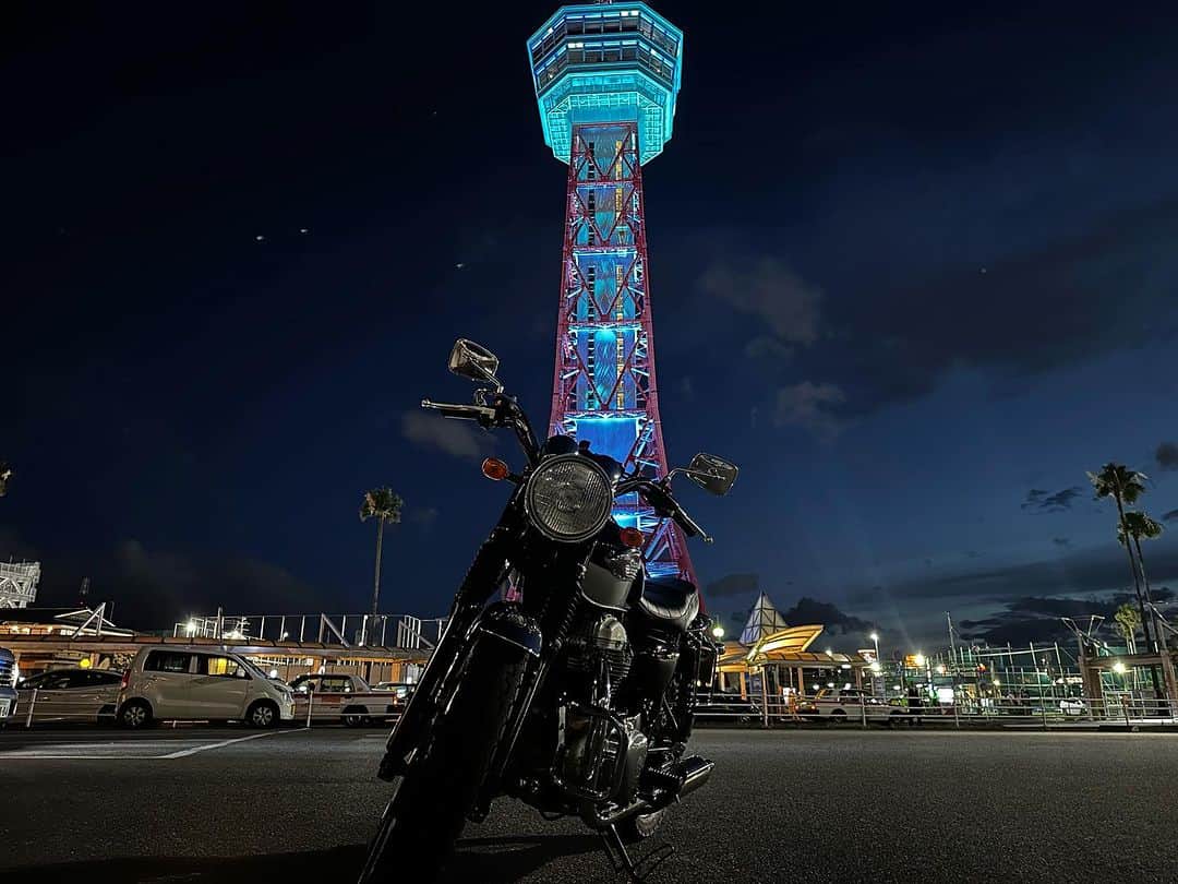 栗田善太郎のインスタグラム：「博多駅ポートタワーも 世界水泳仕様に  #w650  #kawasakiw650  #世界水泳福岡」