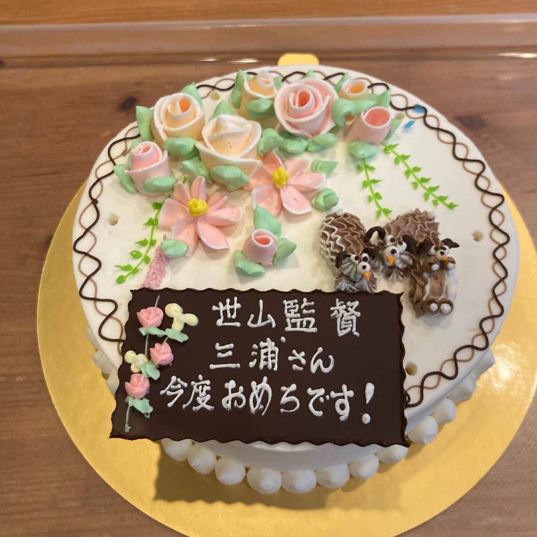 三浦太郎さんのインスタグラム写真 - (三浦太郎Instagram)「ヤッチマイナのMV撮影でお世話になった世山監督は誕生日が近くて一緒に祝ってもらってしまいました🎂 ジェネレーションど真ん中ダンス、最高でしたよな。 まだ色々と説明とかする前にツアーが終わってしまう…寂しい！早すぎる！」7月13日 6時49分 - taro_ho17