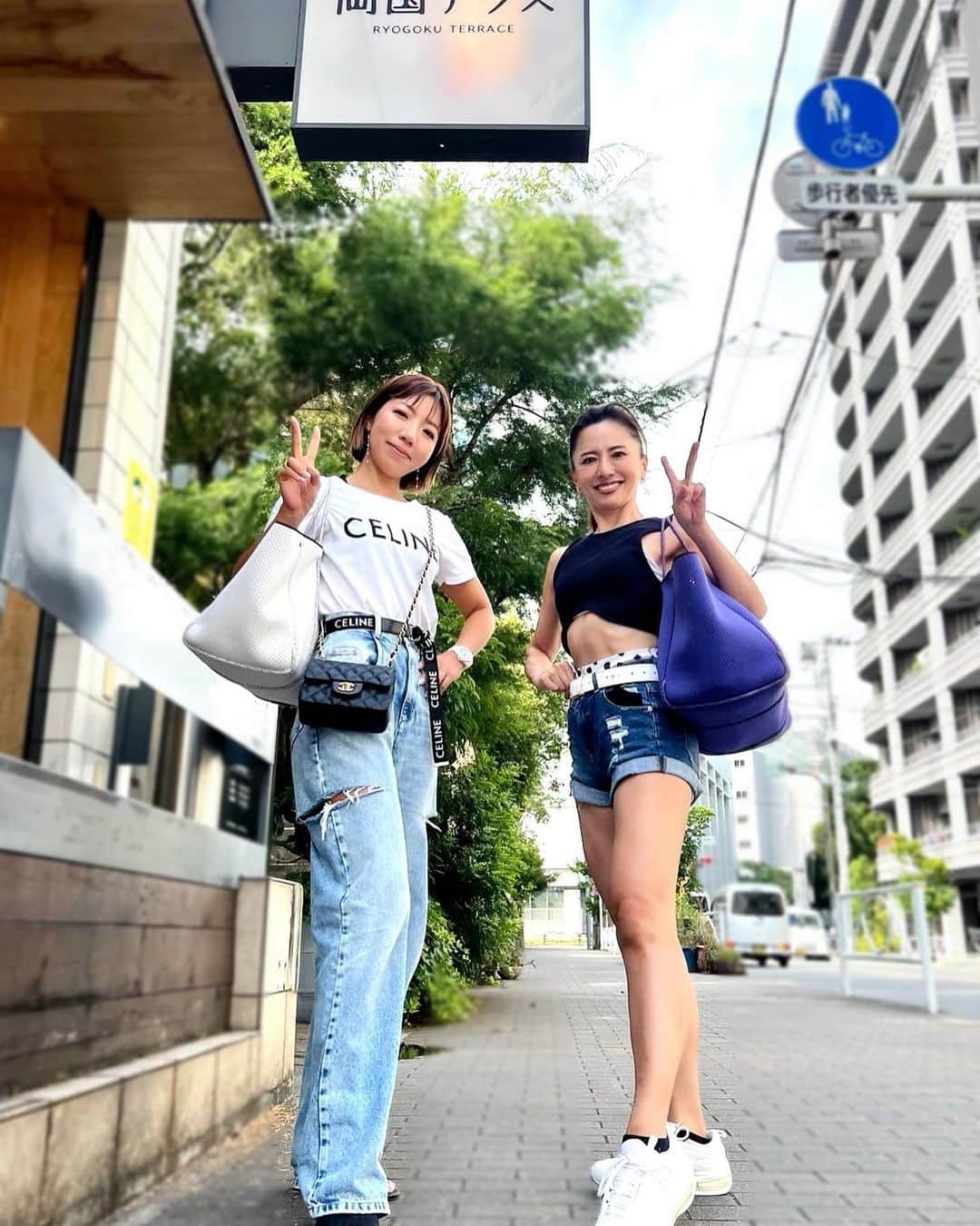 YukoKtymyさんのインスタグラム写真 - (YukoKtymyInstagram)「【40代からのボディメイクD-675】 Hello 東京🗼❣️  今日は待ちに待った合トレの日🈴❤️ 36度猛暑の中、美ボディ美魔女な @mari_fit007 Mariちゃんと 一緒に @riyo.adachi Riyo先生の尻＆背中トレと ポージングレッスンに両国まで伺いました。  Pic1&2 ヒール15cmに履き替えていざ挑戦！ いつもはビーチサンダルの生活している私。 立つだけでも体幹がいる〜💦  バックスタイル。 インスタで拝見するだけだったフィジークのポージング。 🍑を突き出して。スイムをしてるせいで、 背中の筋肉が柔らかいと褒めてもらいました😁 難しかったのは腕の外旋。 まだまだ振袖肉もあるし、筋量も足りてない💦 今後の課題が見つかった😊  Pic3,4,5&6  🍑トレ❗️ しょっぱなのレッグカールで、すでに足が攣るかと思ったくらいきつかった〜🤭笑 この追い込みがキュッと上がった🍑尻を作るんだなぁと感動。 最後はフラフラでした😆w Riyo先生ありがとうございました🙏 これからも丸みと高さのある🍑を目指して頑張ります✨  Pic7,8&9 まりちゃんと両国テラスでパスタランチ🍝 選んだメニューも一緒❗️ 持ってるバッグも色違いの一緒❗️ デニムコーデも私に合わせてきてくれた〜☺️💙 美しくって、自分の目標に向かってキラキラワクワクしてる まりちゃんから、また素敵なパワーを貰ったよ✨ ランチご馳走様でした😋 来年は2人で短パンコーデね😉💙  🌈Today’s Workout🌈 プライベートレッスン2時間  #美ボディメイク  #ボディメイク  #ボディメイク女子  #フィットネス  #美尻 #腹筋女子  #筋トレ女子  #美脚女子  #プランク #ポージングレッスン  #懸垂できるようになりたい  #筋トレダイエット #筋トレママ  #筋トレ仲間と繋がりたい  #40代筋トレ  #40代ダイエット  #40代筋トレ女子  #40代からのボディメイク  #アラフォーダイエット  #アラフォーボディメイク  #アラフィフボディメイク  #トレーニング女子  #宅トレ  #肩トレ女子  #フィットネス女子  #bodymake  #自分らしく綺麗になる  #アンチエイジング  #自分磨き」7月13日 6時53分 - yuko1022