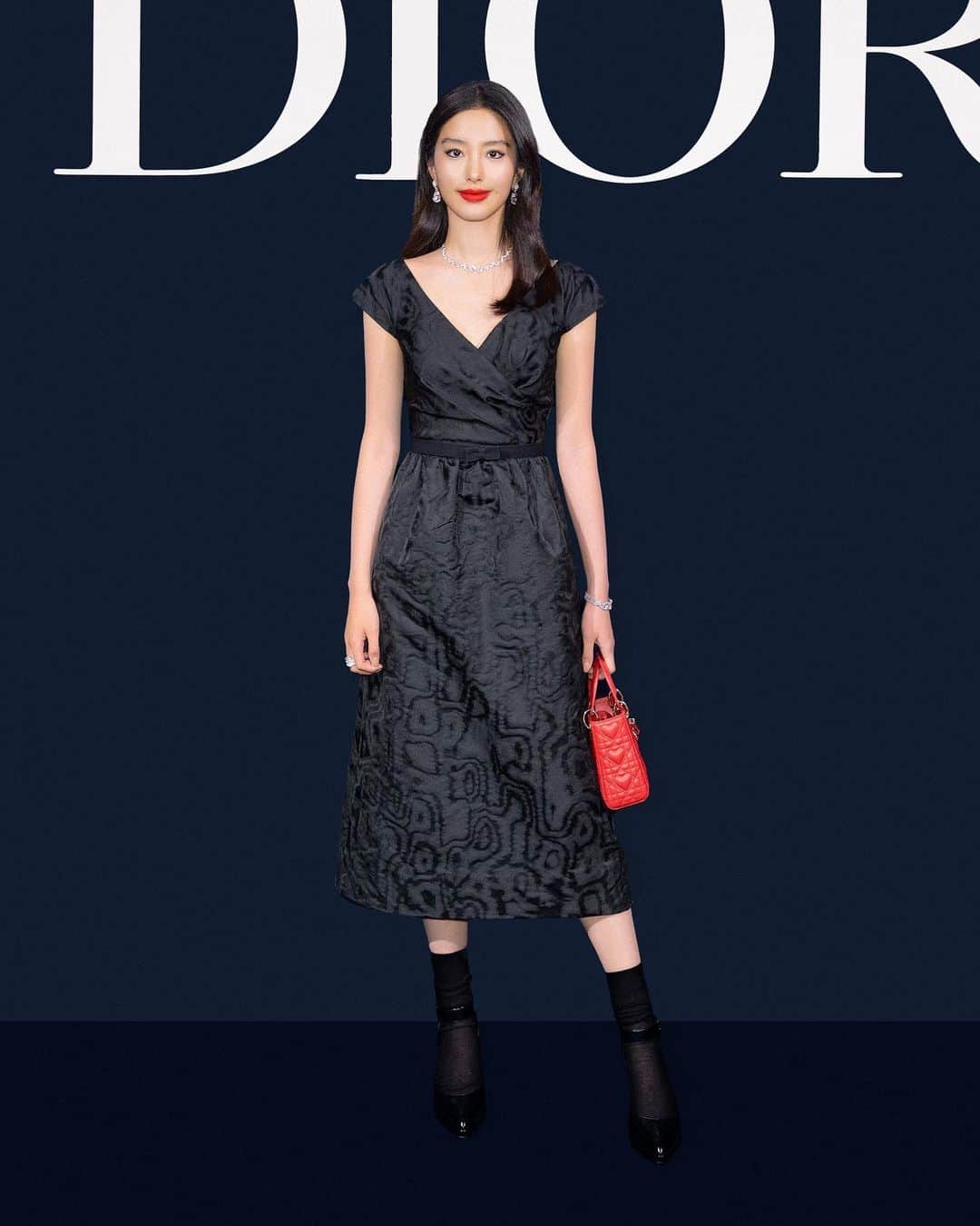 クリスチャンディオールさんのインスタグラム写真 - (クリスチャンディオールInstagram)「In a crisp black dress from the runway collection by @MariaGraziaChiuri, our Dior ambassador in China @OraYang99 was a front-row guest at the #DiorAW23 repeat show in Shenzhen earlier. She lit up her look with a glossy red Mini #LadyDior bag and #DiorJoaillerie white gold and diamond ‘Couture Dior’ jewels. #StarsinDior」7月13日 6時55分 - dior