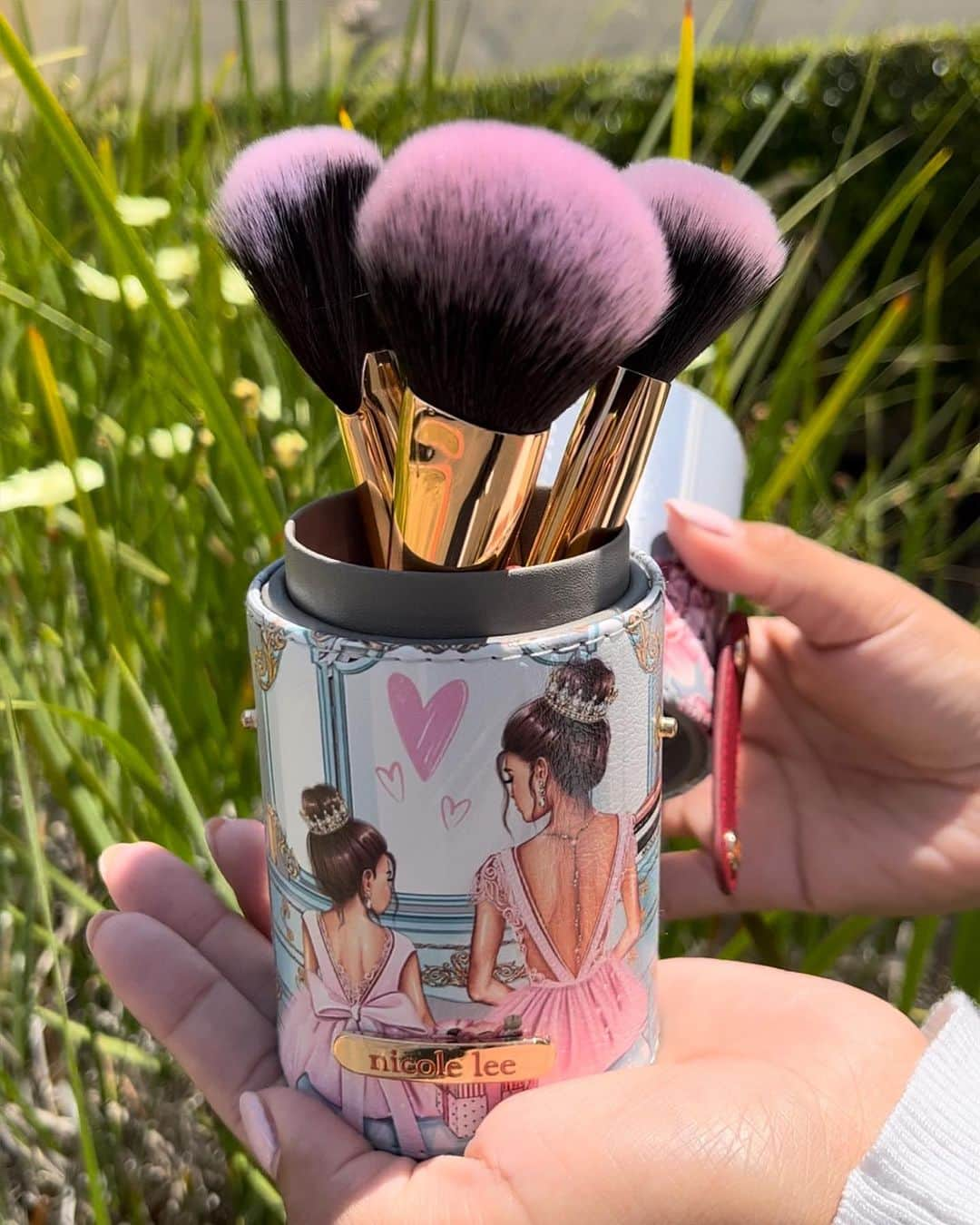 ニコールリーのインスタグラム：「Beauty lovers!💋We present you our Macaria Makeup Case with 4 luxurious makeup brushes 💗 that compliment our exclusive prints.  Visit the link in bio for more info! (SKU: COS7473)  #nicoleleeusa #nicolelee #NLLook #lovemehatemeNL #nicoleleeshoppers #shoppers #summer」