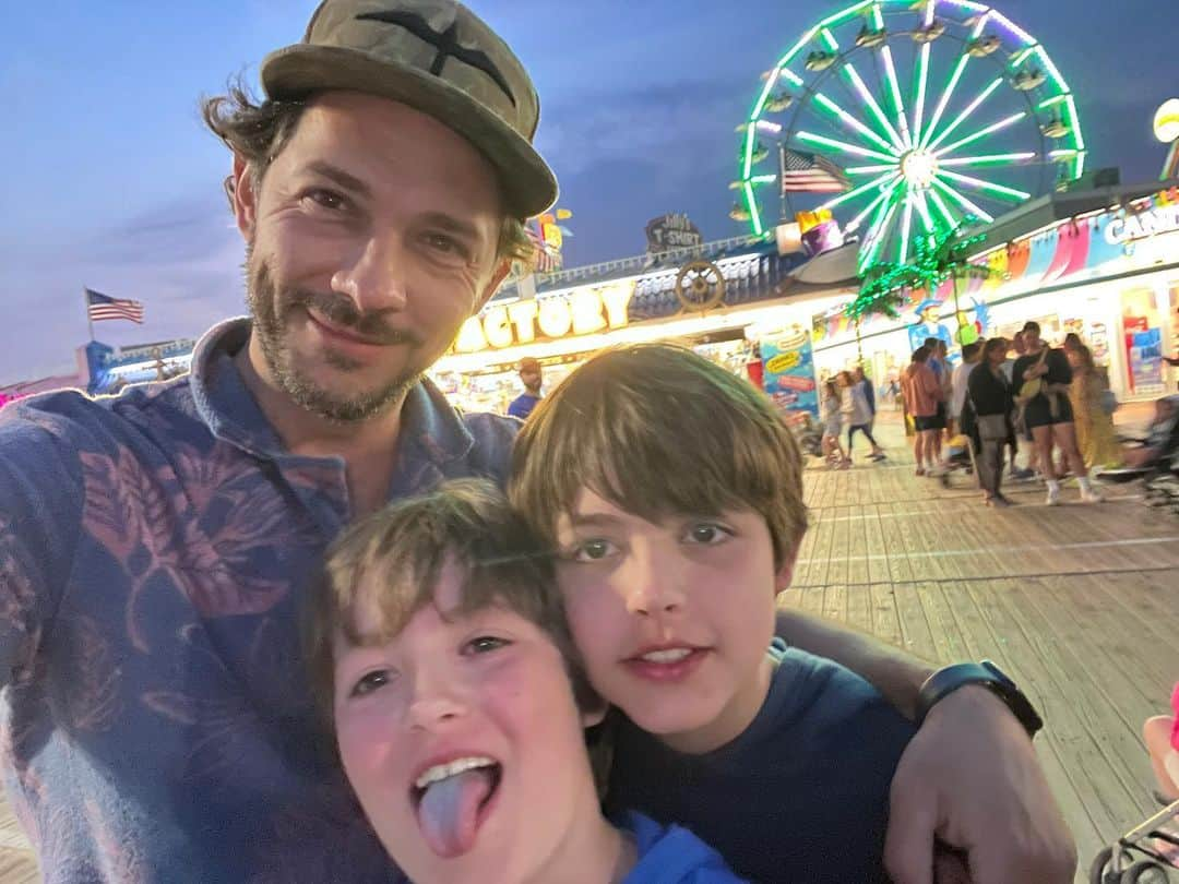 マイケル・レイディのインスタグラム：「One of my favorite days of the year. My boys. My buds. Birthday twins. Getting so big. Teaching me so much every day. I’m so lucky I get to be your dad. To the moon and back, my loves. I love you to the moon and back.」