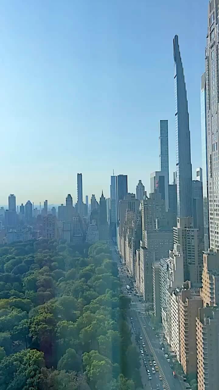 JO BAKERのインスタグラム：「#NYC SUMMERTIME HEAT…. This shit is nuts. 💦」