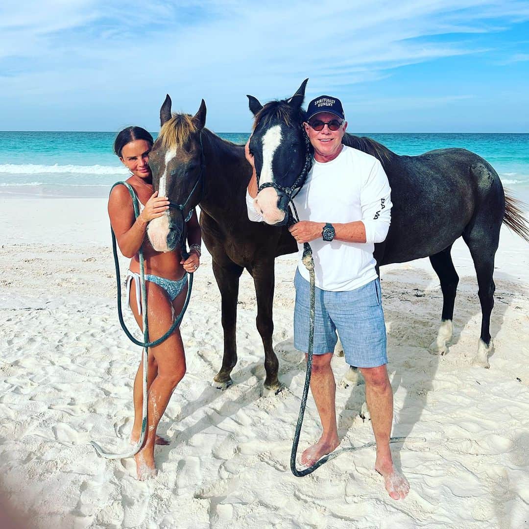 ガブリエル・アンウォーのインスタグラム：「Beautiful day on planet earth! Got to snuggle with the beach horses and not ride them at the end of their long, hard working day. #lovethislife thank you @shareefmalnik @marysia」