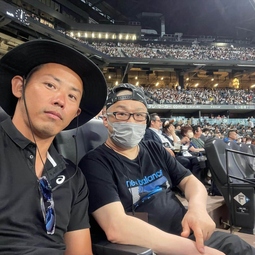 矢野謙次さんのインスタグラム写真 - (矢野謙次Instagram)「いやー  昨日観に行った球場は良いとこだったなー😍  良い選手ゴロゴロいたし😍  顔近くに投げられた直後踏み込んで打ち返す気合い入った選手見れたし🔥  ジェームズ・ボンドいたし👍🤣  滞在時間１時間　バカヤロー‼️  みんなの顔見れてよかった  チョンスさん　ありがとうございました‼︎  さーてと  今日はどーこ行こっかなー」7月13日 7時21分 - kenji9411