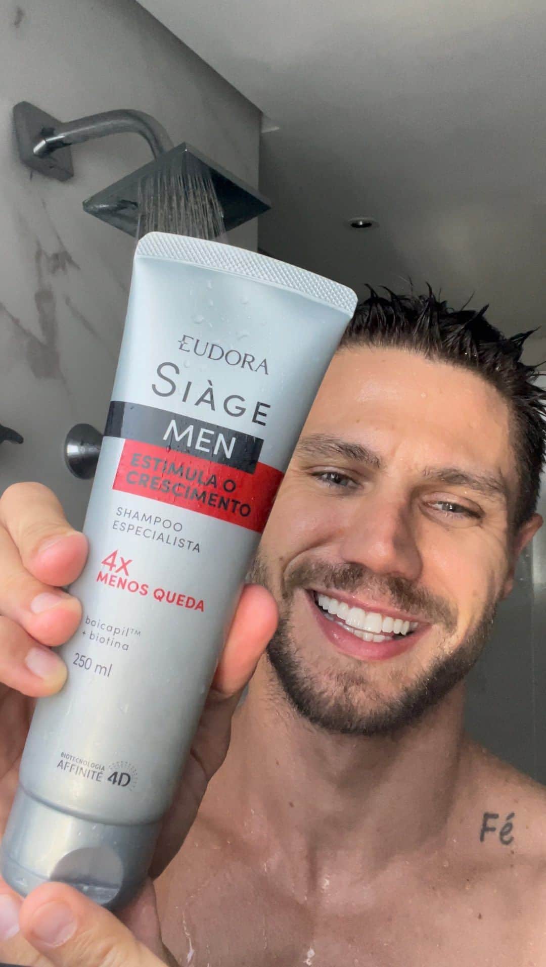 Jonas Sulzbachのインスタグラム：「Aquela hora de relaxar e também cuidar da saúde dos meus cabelos 😉 Precisando de um boost nos seus fios? #SiàgeMen. A linha Estimula o Crescimento conta com uma tecnologia exclusiva que reduz em 4x a queda e ajuda a deixar os fios mais fortes e resistentes. Para um tratamento completo, aplique o shampoo da linha, siga com o condicionador Hidratação Intensa e finalize com o tônico! @eudora」