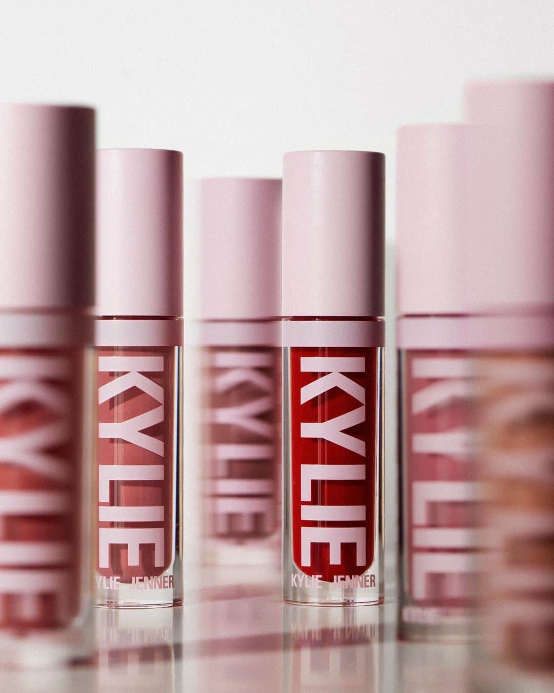 Kylie Cosmeticsさんのインスタグラム写真 - (Kylie CosmeticsInstagram)「our brand new high glosses are now available in our 3 iconic og shades and 3 never before seen shades 💗⁠ ⁠ mary jo k⁠ kylie⁠ dolce k⁠ gorgeous girls⁠ mauve mode⁠ been about u⁠」7月13日 7時41分 - kyliecosmetics