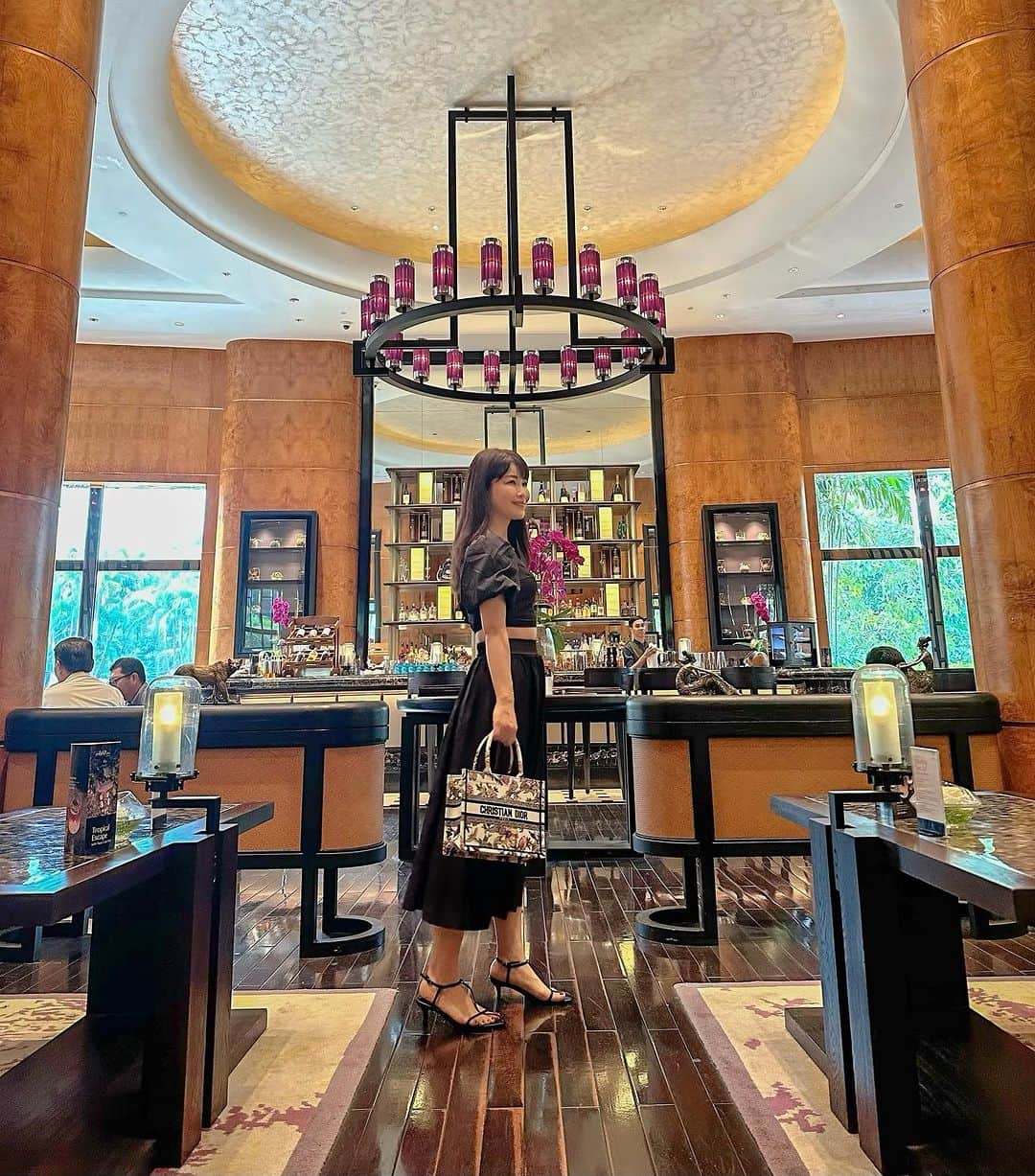 國分晴奈さんのインスタグラム写真 - (國分晴奈Instagram)「❤︎ Ayana Mid Plaza Hotel Jakarta  バリのアヤナには行ったことが あるのですが、ジャカルタでは 初めてでした☺️  リゾート感満載のバリのアヤナと違って 都会的でゴージャスな雰囲気✨  各所にお花が沢山飾られていて いるだけで豊かな気分になれる 素敵なホテルでした♡  #アヤナミッドプラザジャカルタ #アヤナ #ジャカルタホテル#ジャカルタ観光#ジャカルタ生活 #ジャカルタライフ #ジャカルタ旅行 #ジャカルタ」7月13日 7時46分 - haruna.kokubun