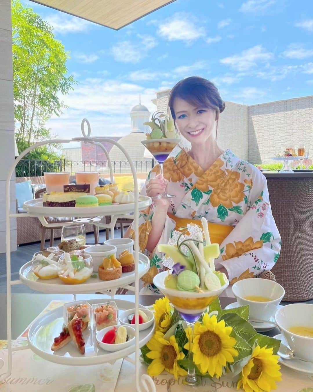 里井真由美さんのインスタグラム写真 - (里井真由美Instagram)「ゆかたでヌン活🌻まるでヨーロッパみたいな テラス席がおすすめ〜👘  横浜 リストランテ マンジャーレ伊勢山 「トロピカル サマー アフタヌーンティー〜HIMAWARI〜」でございます〜  @mangiare_iseyama   この度 4階 テラス席がリニューアルされ、とびっきり素敵になって、アフタヌーンティーもここでお召し上がり頂けるようになりましたのよ〜💛  テラス席大好きー💛  テラサーの本能テンション上がっちゃう〜⤴️😆w笑  ☞3枚目、最後に動画あり 　  🔻  アフタヌーンティーはマンゴー、ライム、パッションフルーツ、パインなどトロピカルフルーツと、夏野菜ピクルスやサーモンなどセイボリーの合いの手も心地よく  大好きなマリアージュフレール紅茶が飲み変えできるのも嬉しいポイント💛  メロンのパフェはオプション追加で、 みずみずしさとリッチなおいしさがたまりません♡ メロンを楽しんだら、薄いホワイトショコラを割って〜下にはマンゴーやパッションフルーツが入ってますのよ💛大満足です  。。。  こちらのお部屋は、通常から追加300円かかりますが、個人的にはその価値あり💛 とってもおすすめ〜  もちろん今まで通り、1階リストランテ店内や別室ソファー席でのヌン活もできます。  広い館内は素敵なスポットが沢山あるから、ご気分やご一緒する方とご相談されてお選びくださいね💛  楽しいアフタヌーンティーに なりますように🌻💛👘💛💛  リストランテマンジャーレ伊勢山 神奈川県横浜市西区宮崎町58-3  一休サイトお電話予約 05052329581  https://restaurant.ikyu.com/102159?ikRef=ampEventOpenIntroduction  @mangiare_iseyama   。。。  メニュー例書いておきますね〜  【スタンド】 ひまわり#カップケーキ ヨーグルトとマンゴーのシャーベット ライムのマカロン エキゾチックオペラ パインタルト パッションフルーツのメレンゲパイ ピーチメルバ 【スコーン】 プレーン・アールグレイ～マーマレードジャム～  【セイボリー】 ラタトゥイユペーストのバケッティーヌ サーモンとクスクスのサラダ仕立て 夏野菜のピクルス コーンスープ  。。。  今日も暑くなりそう☀️ 体調お気をつけて 楽しい一日をお過ごしくださいね〜  。。。  ⭕️ テレビ出演告知⭕️  7/14  15:40〜テレビ東京 「よじごじdays」出演予定  デパ地下グルメをご紹介予定でございます  よろしくお願いいたします〜  。。。  #リストランテマンジャーレ伊勢山#PR #mangiareiseyama #リストランテマンジャーレ#伊勢山#伊勢山ヒルズ#サマートロピカルアフタヌーンティー#トロピカル#ゆかたでヌン活#ヌン活 #アフタヌーンティー#afternoontea #テラサー#テラス席大好き」7月13日 7時52分 - mayumi.satoi