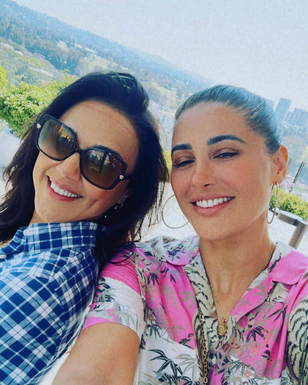 Nargis Fakhri さんのインスタグラム写真 - (Nargis Fakhri Instagram)「☺️ 💞 🥗 🤩 ☀️ #goodtimes  @realpz  . . . . . . . . . . #lunchtime #losangeles #funtime #meetup #california #sunshine」7月13日 7時57分 - nargisfakhri