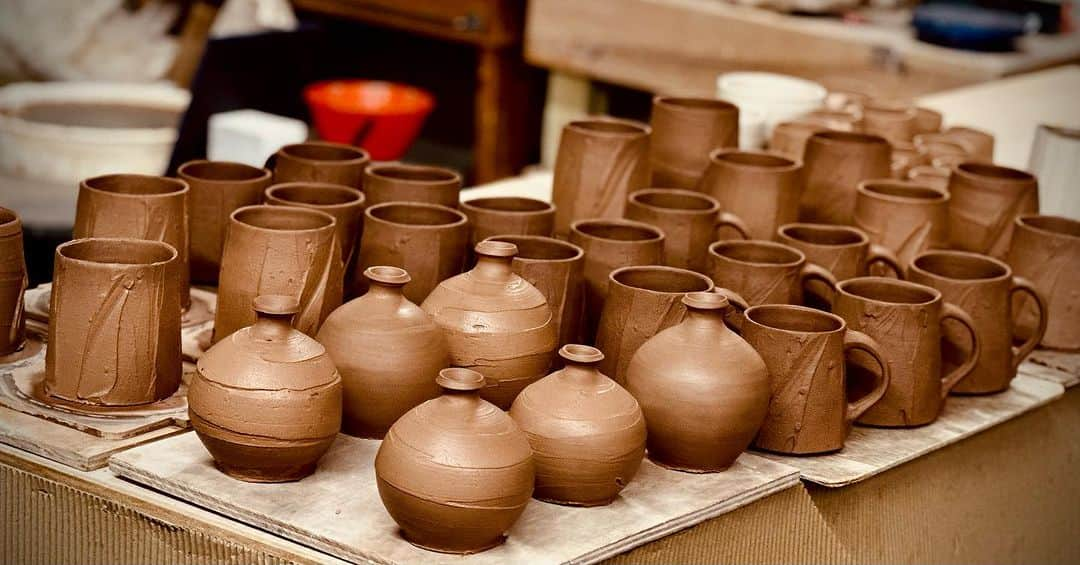 佐竹晃さんのインスタグラム写真 - (佐竹晃Instagram)「Today, I'm making small thing like coffee mugs and tokkuri . Between firing kilns and managing online sales, it's been quite busy and time-consuming. So, when I finally sit in front of the potter's wheel after a while, it's really fun.  今日はコーヒーマグと徳利など小さい物を作っています。窯だきをしたり、オンラインセールをしたり、なんだかんだと時間を取られるので、久々に轆轤の前に座ると楽しいですね。 . www.akirasatake.com  #mug #マグ #akirasatakeceramics #clay  #asheville  #gallerymugen  #陶芸 #陶芸家  #佐竹晃 #ceramics #pottery #japanese #japanesepottery #tougei #徳利 #酒 #tokkuri #sake」7月13日 8時09分 - akirasatake