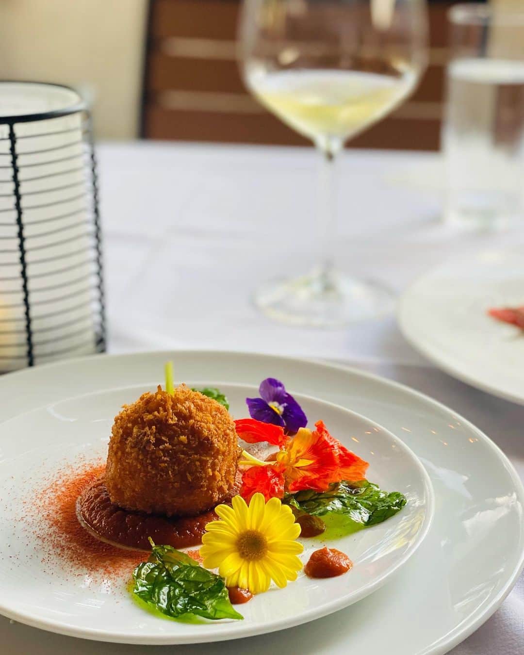 Arancino at The Kahalaさんのインスタグラム写真 - (Arancino at The KahalaInstagram)「10 YEARS IS WORTH CELEBRATING! 🇮🇹🌴🌅🍝  This month, Arancino at The Kahala is celebrating a decade of serving fine, luxurious Italian food in Honolulu. 10 years is a long time to be consistently serving quality products and consistently providing top-notch service. A good restaurant will always change, tweak and create new menu items for their guests and throughout the years, Arancino at The Kahala has done this seamlessly. In honor of their 10 year celebration, Arancino at The Kahala has created a special 10th Anniversary Celebration Tasting Menu of all their “all-star” menu items - favorite menu items of the past and present.   I have been to Arancino at The Kahala before and I can say this tasting menu is out of this world. Luxurious, mouthwatering, satisfying, are just a few adjectives I can use to describe it. It was a culinary extravaganza that definitely left a lasting impression. Standouts were the Spaghetti alla Pescatora (squid ink pasta with seafood) and the Stracotto di Manzo (braised short rib).  Don’t be intimidated or think this restaurant is “too fancy.” There is no pretentious attitude from any workers and it’s a very welcoming place. YOLO!!! Go and try it! $120 per person, $170 with wine pairing.  Reservations on @opentable .   Mahalo @arancinokahala and @kellishiromabraiotta for the influencer invite. 🤙🏽 #arancinoatthekahala @kahala_resort」7月13日 8時18分 - arancinokahala