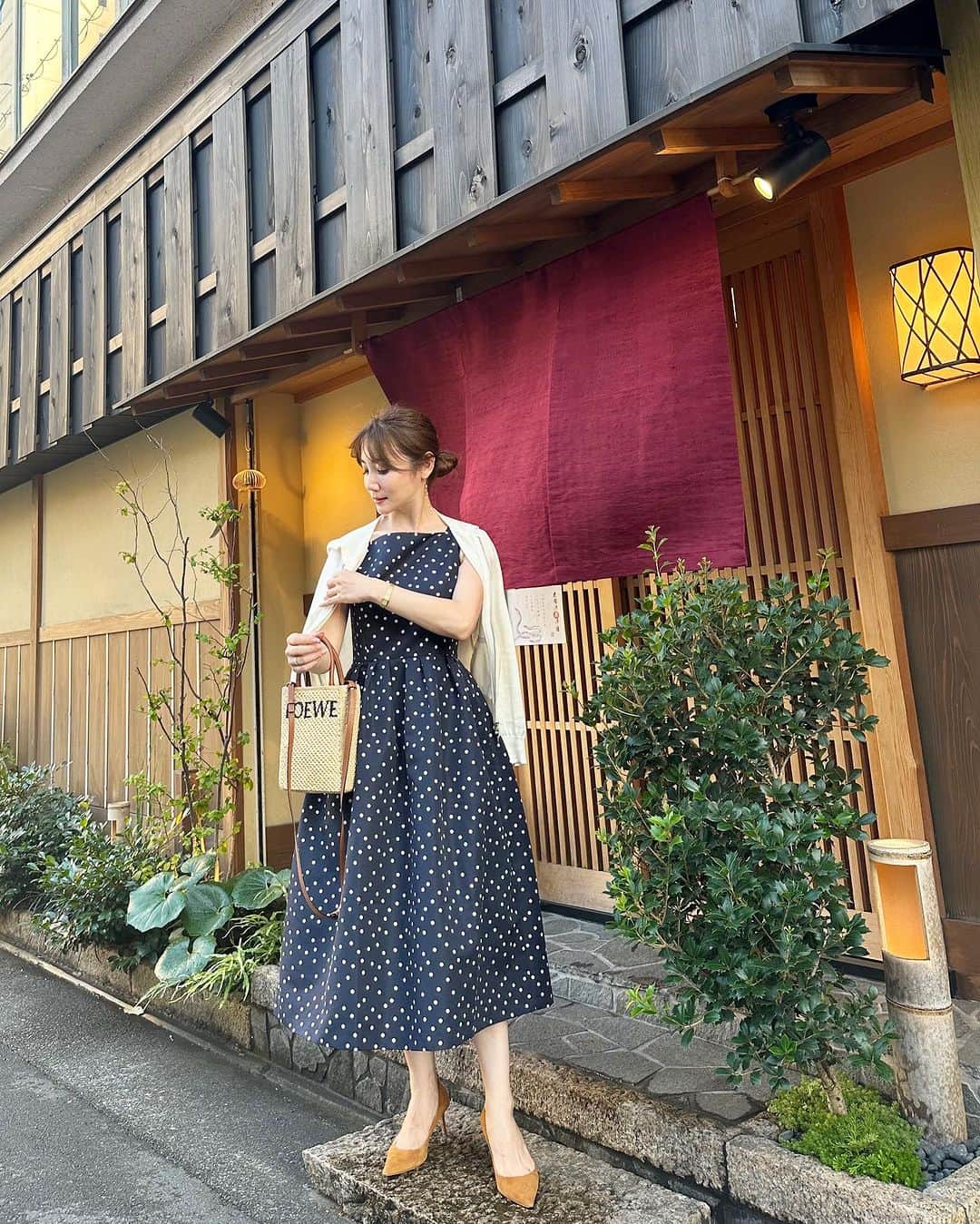 吉田美紀さんのインスタグラム写真 - (吉田美紀Instagram)「・ ・ 静岡での家族会。 着物を脱いですぐに向かったので さっと着られるワンピースに 髪は簡単に下で束ねて･:*+.  大人気のワンピースから登場するネイビー。 どうして最初から作らなかったのかな？と思うくらい このデザインにネイビー、マッチします♡ 個人的にもとってもお気に入り*･♡  静岡にある柊さん 家族で時々伺うお店です。 美しく優しいお味で どのお料理もとっても美味しかったです。  @shizuoka_hiiragi   #coordinate #outfit #ootd #look #style #fashion #wardrobe #instagood #instafashion #コーディネート #ファッション #ママコーデ #ママコーディネート #ママファッション #静岡 #静岡グルメ」7月13日 8時11分 - miki__yoshida