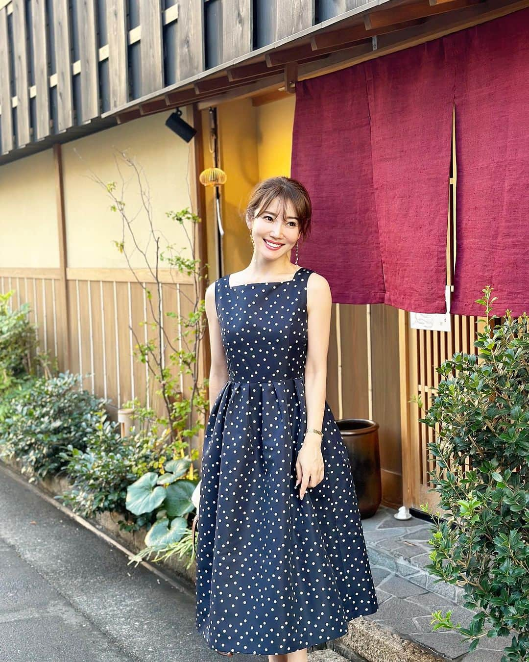 吉田美紀さんのインスタグラム写真 - (吉田美紀Instagram)「・ ・ 静岡での家族会。 着物を脱いですぐに向かったので さっと着られるワンピースに 髪は簡単に下で束ねて･:*+.  大人気のワンピースから登場するネイビー。 どうして最初から作らなかったのかな？と思うくらい このデザインにネイビー、マッチします♡ 個人的にもとってもお気に入り*･♡  静岡にある柊さん 家族で時々伺うお店です。 美しく優しいお味で どのお料理もとっても美味しかったです。  @shizuoka_hiiragi   #coordinate #outfit #ootd #look #style #fashion #wardrobe #instagood #instafashion #コーディネート #ファッション #ママコーデ #ママコーディネート #ママファッション #静岡 #静岡グルメ」7月13日 8時11分 - miki__yoshida