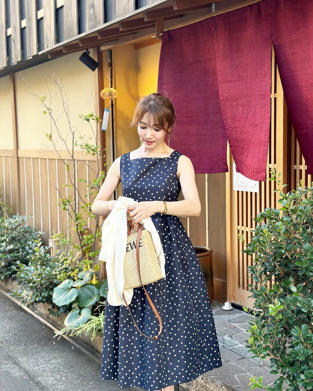 吉田美紀さんのインスタグラム写真 - (吉田美紀Instagram)「・ ・ 静岡での家族会。 着物を脱いですぐに向かったので さっと着られるワンピースに 髪は簡単に下で束ねて･:*+.  大人気のワンピースから登場するネイビー。 どうして最初から作らなかったのかな？と思うくらい このデザインにネイビー、マッチします♡ 個人的にもとってもお気に入り*･♡  静岡にある柊さん 家族で時々伺うお店です。 美しく優しいお味で どのお料理もとっても美味しかったです。  @shizuoka_hiiragi   #coordinate #outfit #ootd #look #style #fashion #wardrobe #instagood #instafashion #コーディネート #ファッション #ママコーデ #ママコーディネート #ママファッション #静岡 #静岡グルメ」7月13日 8時11分 - miki__yoshida