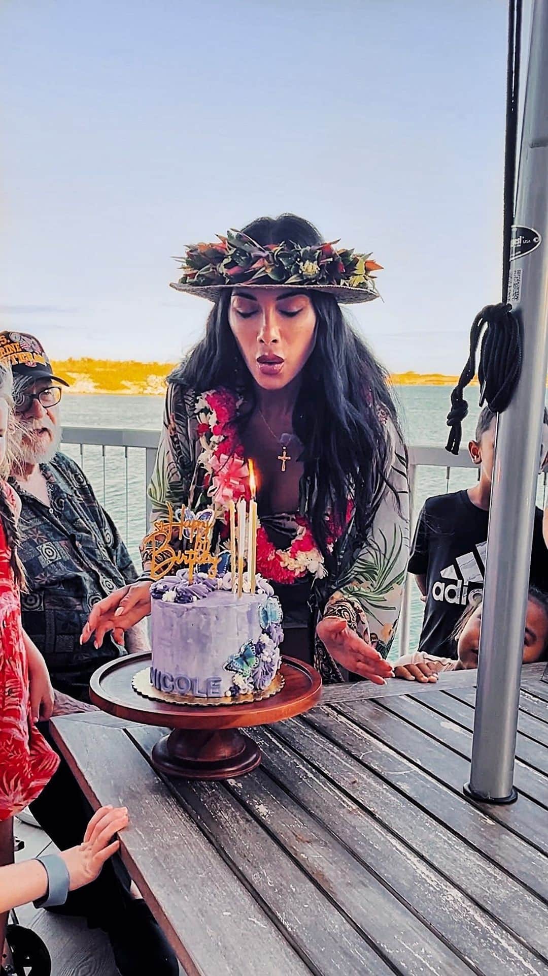 のインスタグラム：「Mahalo nui @waikailineup @waikaiexperience for making the best birthday happen for me and my ‘ohana back home 🫶🏼🌺🎂」