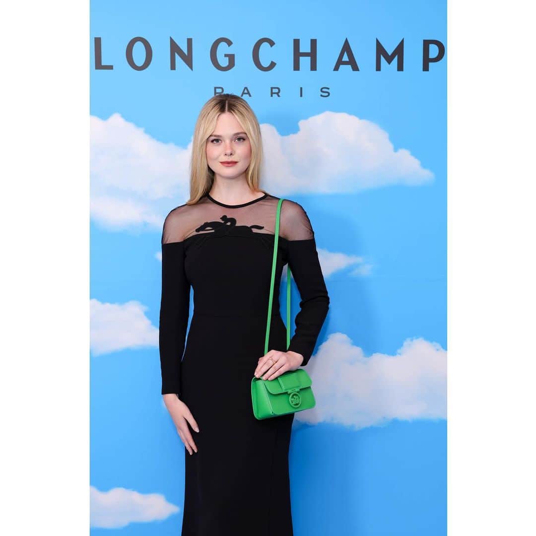 エル・ファニングのインスタグラム：「Had so much fun tonight celebrating the Longchamp x Toiletpaper collaboration in London @longchamp #LongchampXToiletpaper #ad ☠️🥖🐎」