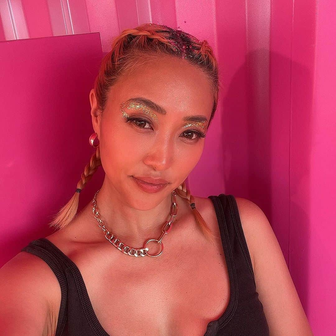 Tigarah e Lauraさんのインスタグラム写真 - (Tigarah e LauraInstagram)「My favorite festival make up and hair 😇💗  Et écoutez, les amis! Je suis invitée pour l’emission cuisine de mon chef préféré @gastronogeek au @japanexpo_fr !!😍❤️❤️ Donc, rdv le 14 vendredi juillet de 12h à 13h @japanexpo_fr 😎🔥Swipe right pour voir où on va cuisiner.  J’ai trop hâte de manger! Pardon, hâte de cuisiner avec Thibaud san! @gastronogeek 🥰😂🤤❤️」7月13日 8時19分 - tigarah