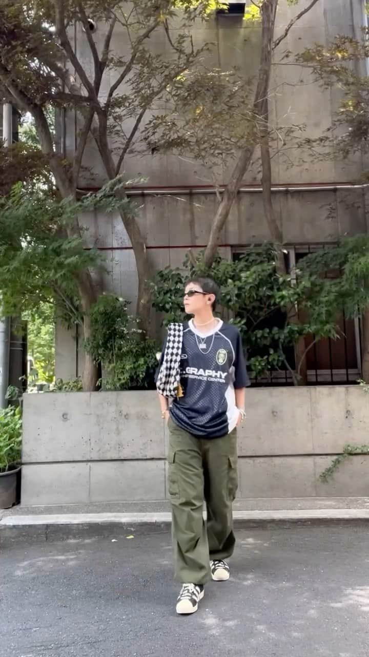 畠山千明のインスタグラム：「今年の夏、沢山着るであろうゲームシャツの着回し⚽️👕 スポーツアイテムは合わせが難しいけど、合わせるものによってコーディネートが全然違うし色々な組み合わせができてお気に入り✌️  ① 👕 @musinsa_japan  👖 @musinsa_japan  👞 @alexandermcqueen  👜  @null._official_   ② 👕 @musinsa_japan  👖 @thestandard_official_  👟 @adidastokyo  👜　@null._official_   ③ 👕 @musinsa_japan  👖 @uniqlo_jp  🥾 @yelloshoes_official  💼 @cafune.official   ④ 👕 @musinsa_japan  👗 @くるみから貰った 👢 @maisonmargiela  👜 @忘れまひた  @musinsa_japan での私のクーポンコードが今日まで！  お得なうちにお買い逃しの無いように〜〜🦕🦕 17%off⇒ CHIAKI17JUL 今回のキャンペーンで沢山韓国のブランド知れて嬉しい😚」