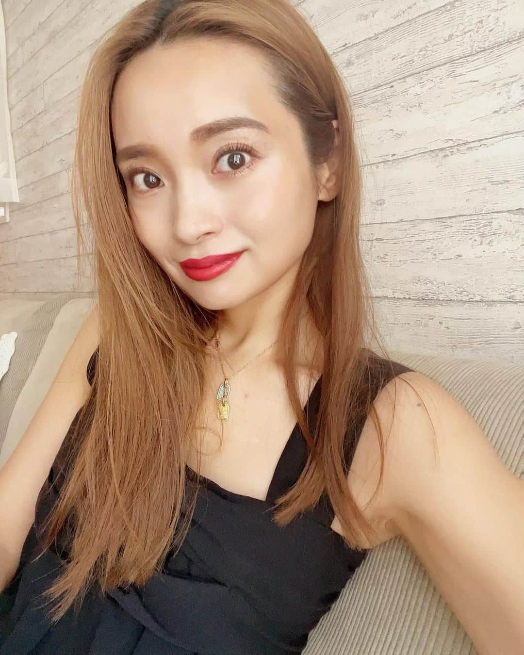 本多末奈のインスタグラム：「月1ペースのパリジェンヌラッシュリフト👀 まつげパーマとちょっと違くて パリジェンヌラッシュリフトはまつ毛の根本から上げるから 『目が大きくなったかな？』って いつも勘違いしそうになります😛 私はパリジェンヌラッシュリフトが大好き〜❤️ 朝のビューラー時間がカットされるのは結構大きいです🙌  いつも ▶️ @lashisa_eyelashesbrows で✨ 今回もとても綺麗に仕上がってて とっても調子がいいです🦋 サイドから見ても綺麗〜✨ いつもありがとうございます🌹  #パリジェンヌラッシュリフト #目元美人 #まつげパーマ #lashisa」