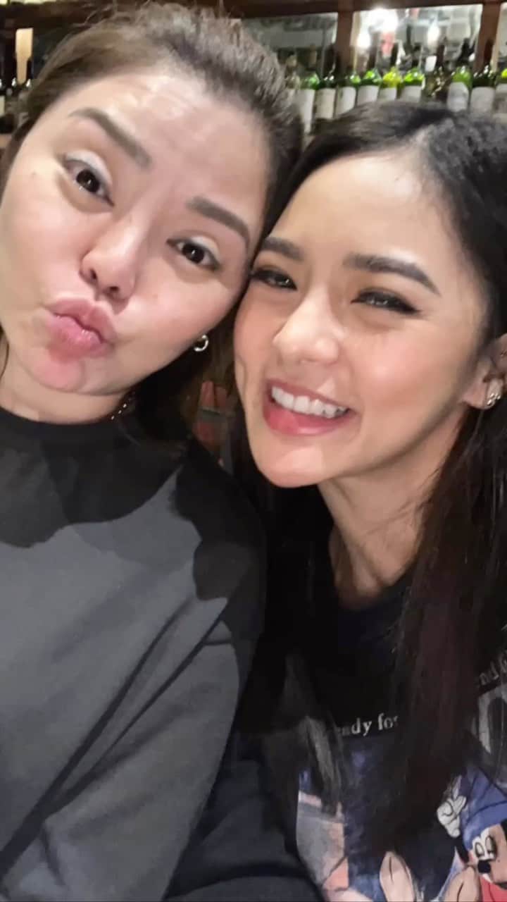Kim Chiuのインスタグラム：「When talking about strong women, nothing in my mind would cross than my Ate Lakam. She is my rock and my all. She loves unconditionally without asking anything in return. She went through a serious medical issue that got me hanging and made me lose hope. But she is a fighter, she is a warrior and now she is almost 100% okay. I thank the Lord for healing her and giving her strength back. It’s also thanks to Berocca for helping me stay positive and energized no matter the challenges!  Love you sissy kammy! So much!!!!💚 Here’s to all the strong women we look up to! #SparkTheEnergywithBerocca @beroccaph」