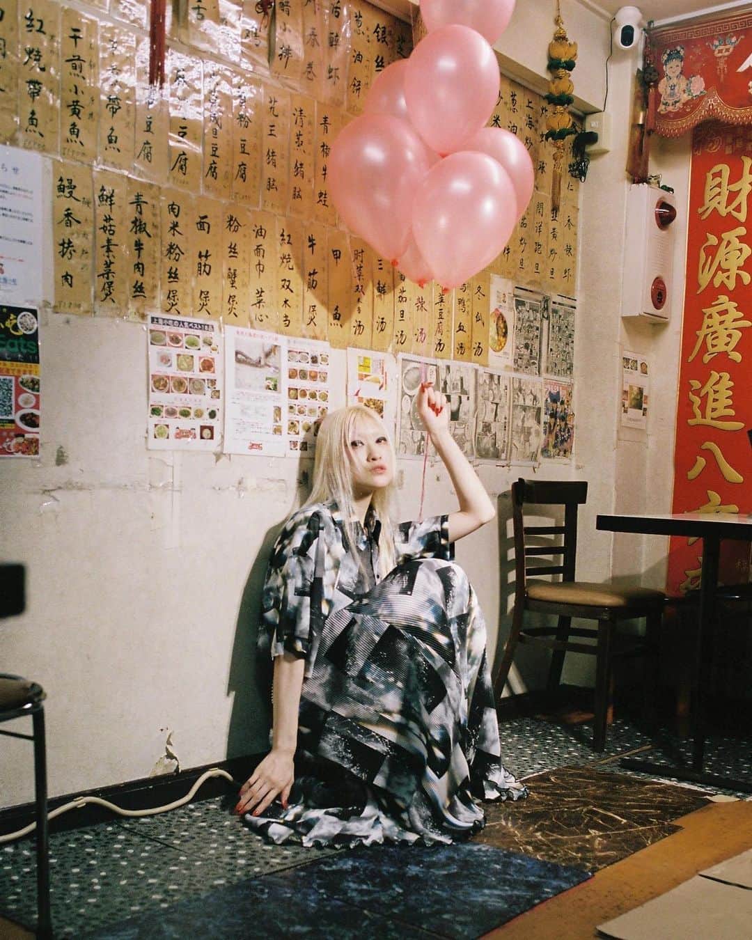 のインスタグラム：「HAREとの企画「Fashionart Mag」第2弾は、フォトグラファーのタカコノエルさんをお迎えしました。  タカコノエルさんのアーカイブ作品を使って、私がパーツや文字を足しながらコラージュを作り、ハレさんにお洋服に落とし込んでもらい、素敵なアイテムたちが完成しました。  前回に引き続き、ルックのディレクションも担当しています。写真はタカコノエルさんに撮っていただきました。 本日より発売です、よろしくお願いします！  LOOK artdirection @tondabayashiran  photo @takako_noel  hair&makeup @matsuno71  model @aoi712」