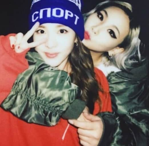 CL さんのインスタグラム写真 - (CL Instagram)「베언 달옹🍊 언니의 첫 앨범 탄생을 진심으로 축하해요. 이제는 자기 자신을 선택하고, 언니만의 산다라 파크를 하나하나 만들어 나가고 꾸며나가는 모습이..2004년인가..5년인가..  언니를 처음 만난 채린이로서 그리고 2ne1의 리더로서 자랑스러워요. 수없이 여러 번 반복하고 경험한 일들이 지금 또 새롭게 느껴지겠지만 이 순간을 온전히 느끼고 즐기길 바라요. 사랑해요!  베동 채린 🍒」7月13日 8時28分 - chaelincl