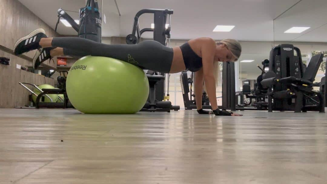 レナータ・ファンのインスタグラム：「Falta muito… caminho longo o do exercício físico. Comecei tarde e não pretendo desistir. Cada dia é uma descoberta, uma evolução, uma frustração por meus joelhos gastos pelo salto alto não permitirem mais! Falta pouco para os dois anos de malhação contínua! A comemoração é a cada treino. E a vontade de melhorar, também ✅👊🏻 #wellness #freedom #strenght #healthylifestyle」