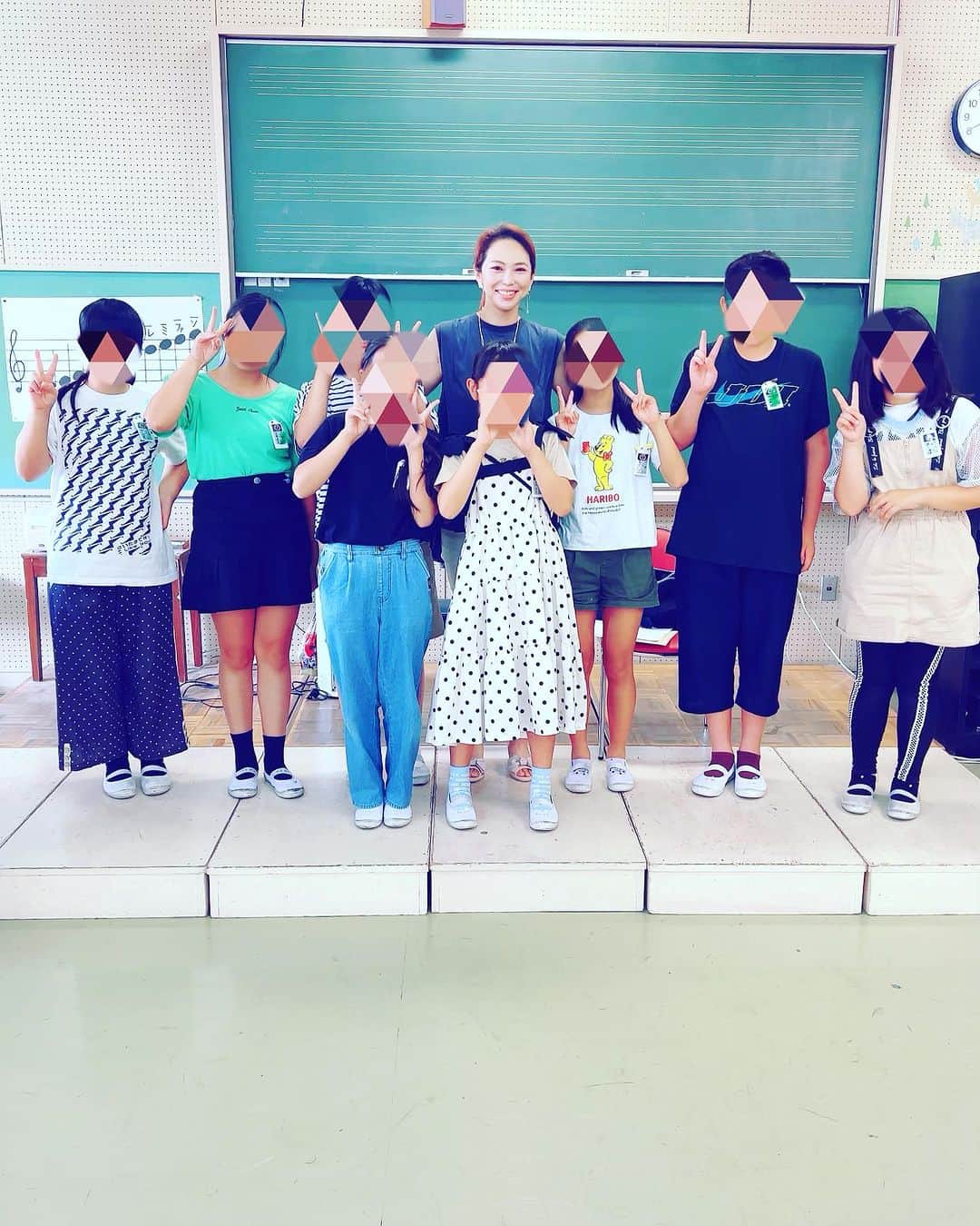 翠千賀のインスタグラム：「先日も職業講和に。 キラキラ小学6年生に囲まれて、楽しいあっという間の時間でした！ がんばれ、みんな！！  #職業講和　#歌手　#オペラ歌手　#東京芸大　#講演会　#講師　#声楽家」