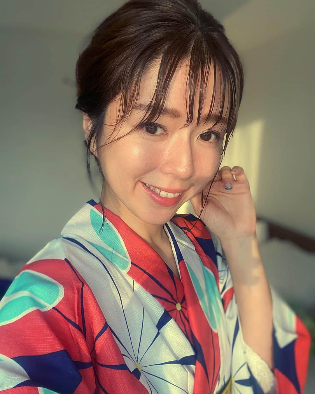 岩崎裕美さんのインスタグラム写真 - (岩崎裕美Instagram)「@omo_hotels  @hoshinoresorts.official   #星野リゾート OMO京都エリアの撮影。 (前回桜の季節やったけどまだ投稿してない😇)  今回は浴衣での撮影だったので、 着付けとヘアしてもらいました。  ヘアはこんな感じ。  浴衣が明るめの色なので、 簪や水引とかで髪飾りはシンプルにしてもらいました。」7月13日 8時53分 - hiromi_iwasaki