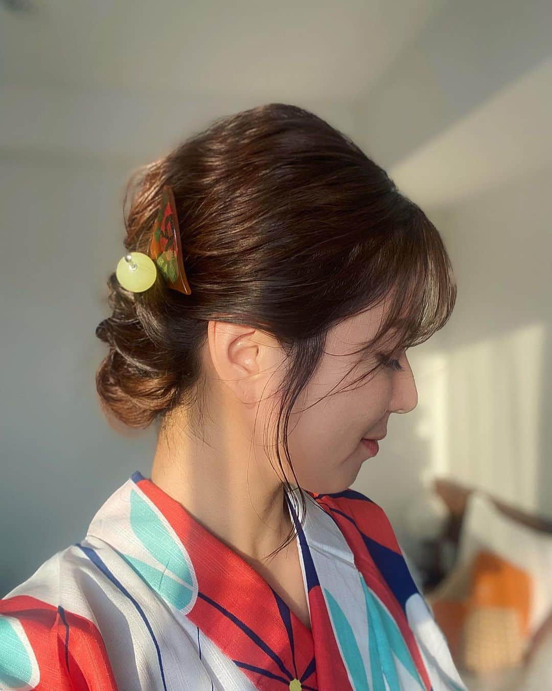 岩崎裕美のインスタグラム：「@omo_hotels  @hoshinoresorts.official   #星野リゾート OMO京都エリアの撮影。 (前回桜の季節やったけどまだ投稿してない😇)  今回は浴衣での撮影だったので、 着付けとヘアしてもらいました。  ヘアはこんな感じ。  浴衣が明るめの色なので、 簪や水引とかで髪飾りはシンプルにしてもらいました。」