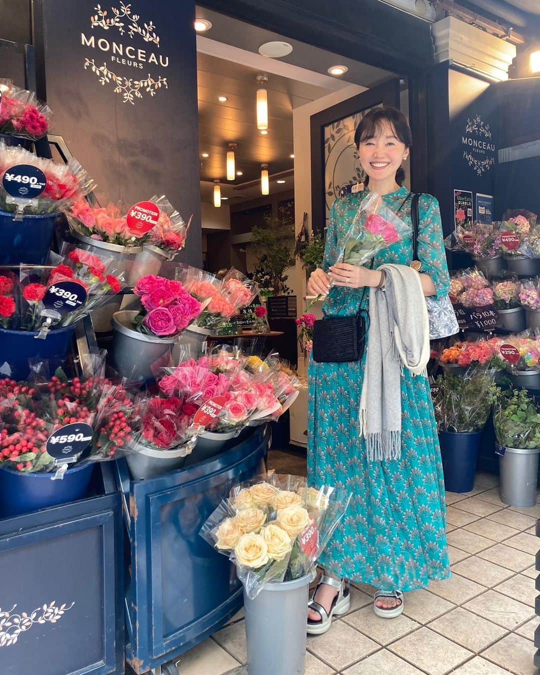 織香のインスタグラム：「通りすがりのお花屋さんにて💐  ちょっと前だけど @miwahyakutake とモーニングした後 💐をプレゼント🩷 だって可愛いんだもん😘  手に持ってるのは、夏でも大活躍のカシミア🐐ストールがあるとアウターが少なくて済むよ👍  ストーリーズUPだけで満足しがちなので、もっと投稿しよ☺️  #時差投稿 #💐 #花 #自由が丘 #パンケーキ @flippers.jp  #モーニング#朝活」