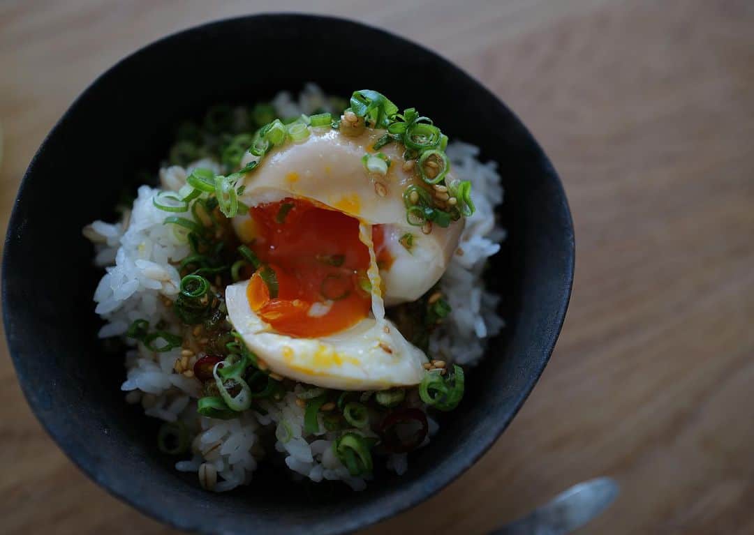JUNNAのインスタグラム：「🍚  自分の分だけとなると...🤷‍♀️  #麻薬卵」