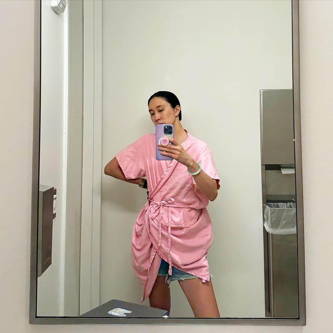 エヴァ・チェンさんのインスタグラム写真 - (エヴァ・チェンInstagram)「This is a post about my new hair AS WELL AS a reminder to get your annual mammogram. You’re welcome 😅💗」7月13日 8時53分 - evachen212