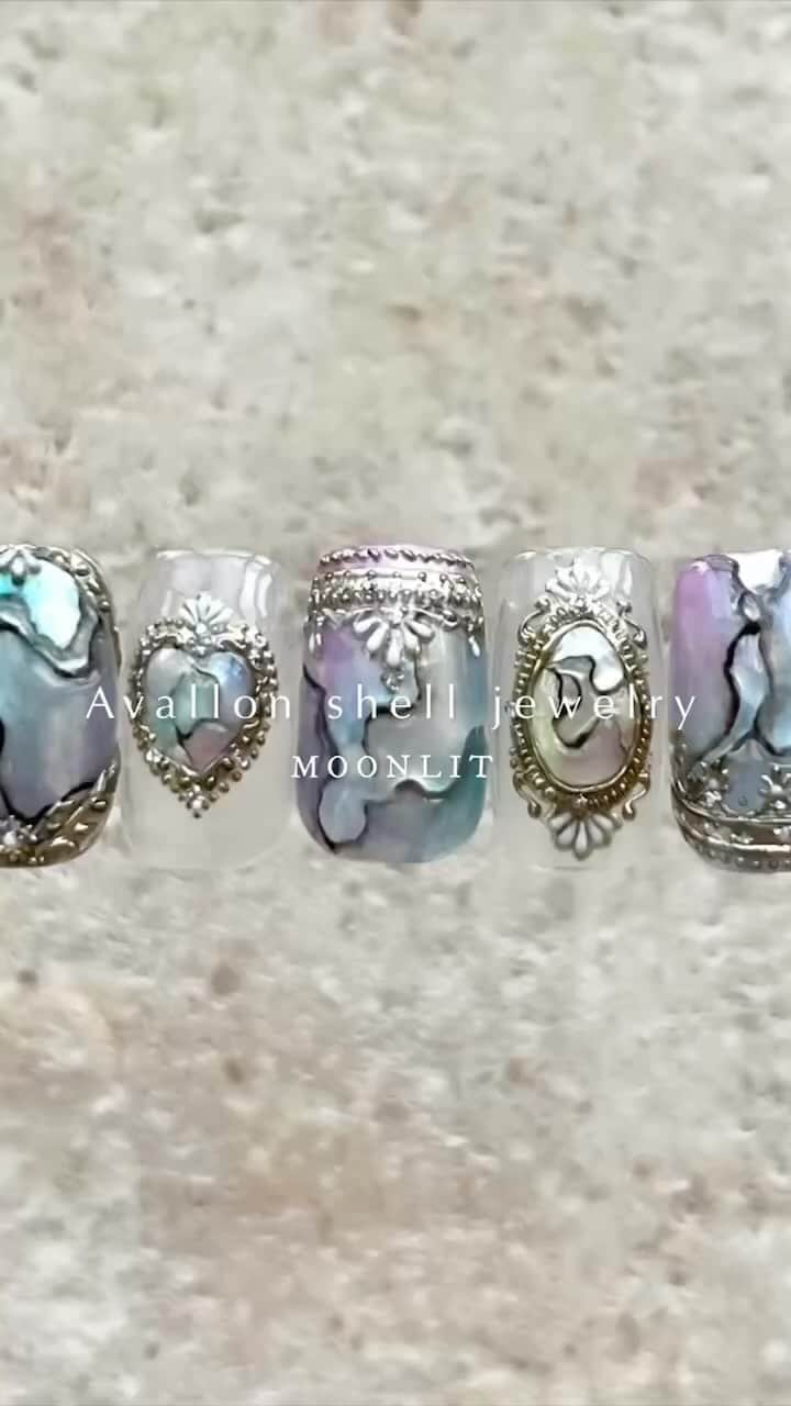 mananailsのインスタグラム：「Avallon shell jewelry @moonlit_onlinesalon 見放題にUPされました💖  beautyworld JAPAN Tokyo2023 で披露した  @moonlit_yuki & @mananails コラボデザインです🐚  貝の裏側の柄からインスパイアされた 絶妙なカラーの出し方、細かいジュエリーアート 沢山の技法を学ぶことができます😉 夏にぴったりのデザイン💎」