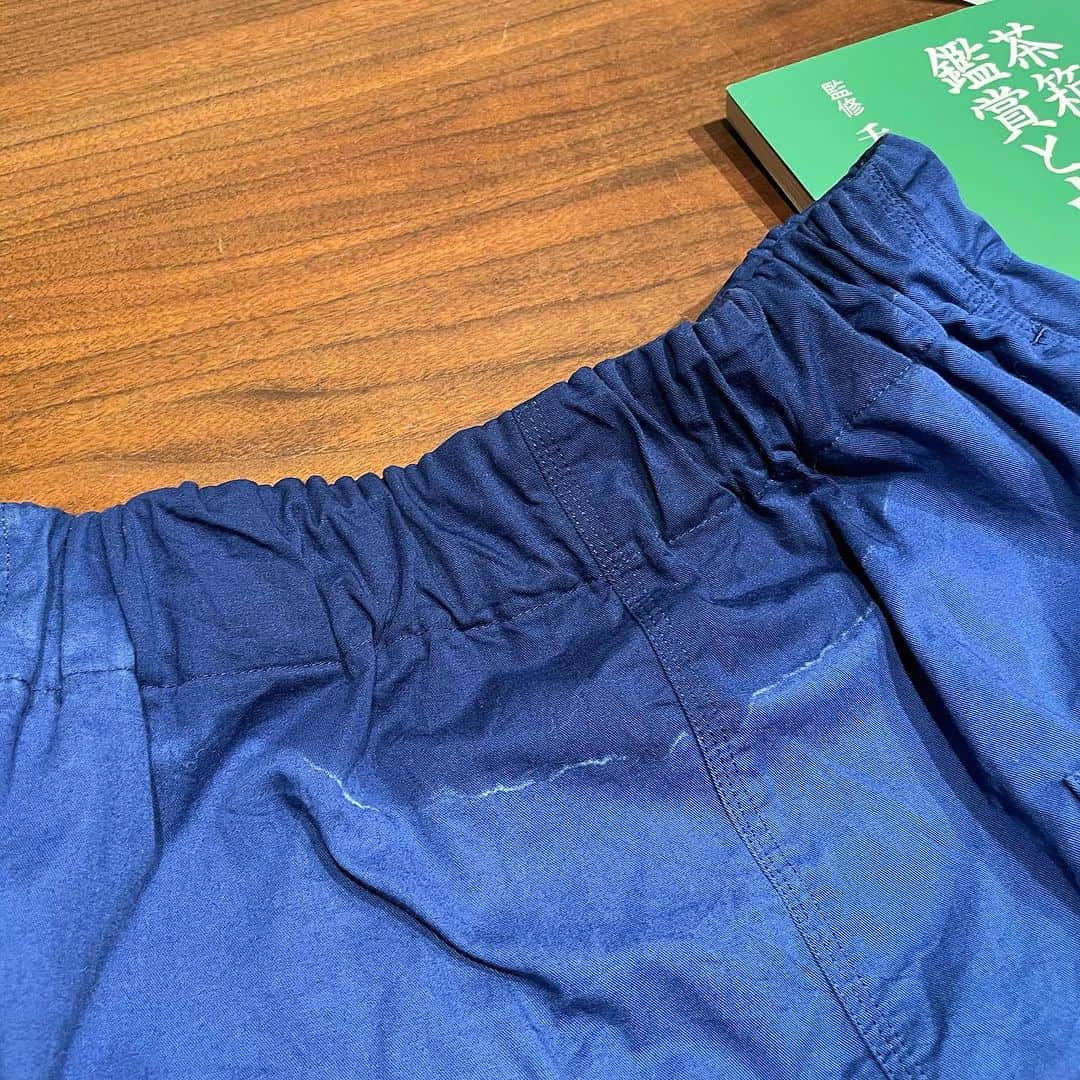 住吉美紀のインスタグラム：「昨日東京38℃。お茶のお稽古終え帰宅して着替えたら、スカートに、血と涙の結晶ならぬ、汗の結晶。笑  風炉前に座る炭火の暑さと、 お点前への緊張と集中からの熱さで、 いつも夏のお稽古は 尋常じゃない汗の私。 でも、昨日は特に、塩ふくアツさ。  #夏のお茶のお稽古は体育会系 #今も青春 #猛暑」