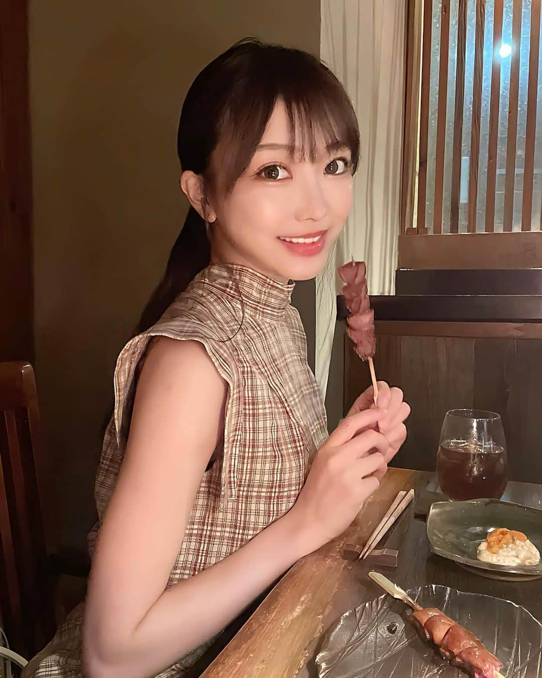 吉沢朱音さんのインスタグラム写真 - (吉沢朱音Instagram)「おはよう♡🍖 焼き鳥美味しい〜( ¯꒳​¯ )ᐝ 1番好きなのは砂肝、、、あれ？鳩？砂肝？ . . onepiece: #cocodeal  . #食いしん坊 #焼き鳥 #麻布十番グルメ  #がいがい #いっぱい食べる君が好き ？」7月13日 9時00分 - nesomagic72