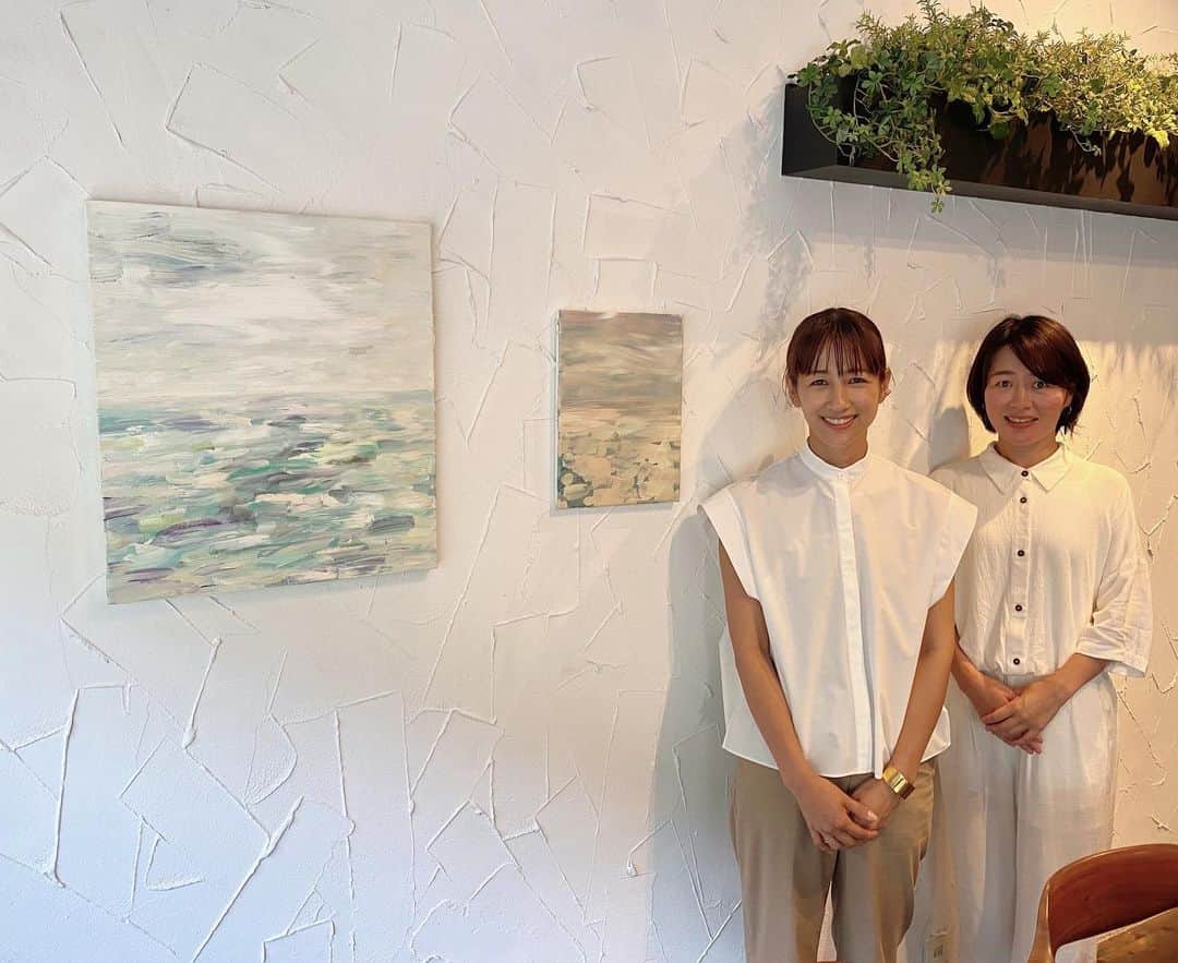 前田有紀のインスタグラム：「毎週お花をお届けさせていただいているLa vieさん　@lavie.kamakura 。 葉山にお住まいの画家　門田千明さんの個展「Les Saisons」 @chiaki_kadota が開かれています。去年の展示から一年で、装いも新たに、ずっと眺めていたくなるような海の絵や、季節のお花たち。そして、今回もくすっと微笑んでしまう可愛らしいデザートたちの作品など。 レストランという特別な場所で、絵を眺めて、心豊かになれる体験でした。 レストランでお食事された方はもちろんですし、展示をみることも期間中予約制で可能だそうです。期間中にぜひ行ってみてくださいね。  案内くださったかなさん、ありがとうございました！  blouse: @lephil_official  #laviekamakura」