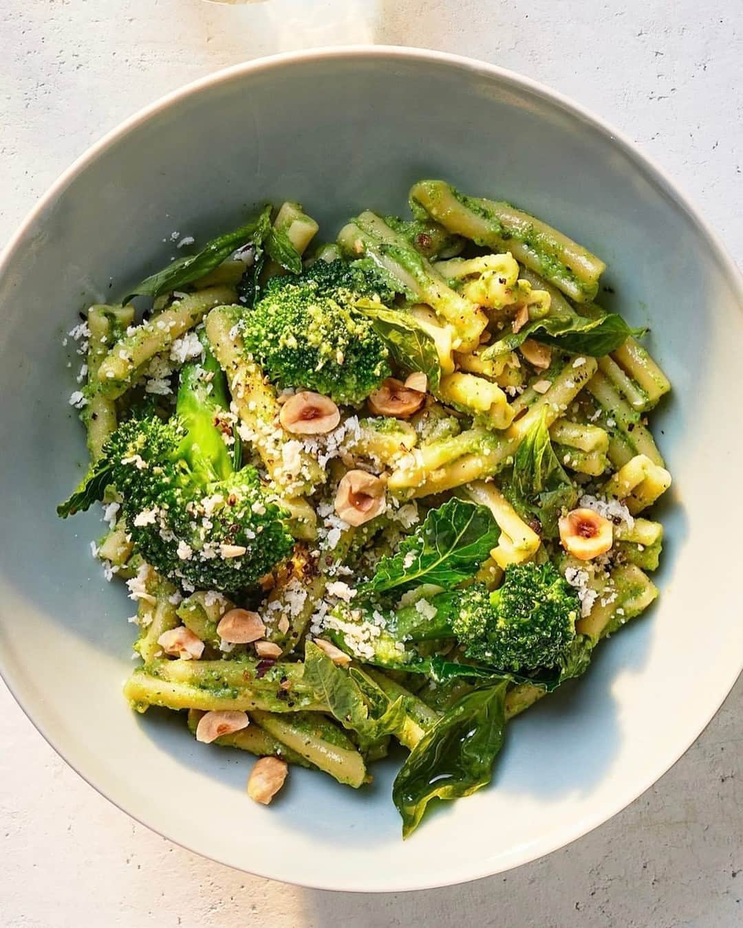 マーサ・スチュワートさんのインスタグラム写真 - (マーサ・スチュワートInstagram)「Prep this easy plant-based pasta that's delicious at room temp, and you're one gingham blanket away from a picnic. A broccoli-hazelnut pesto comes together in seconds thanks to a food processor, and the starchy pasta water mixed in at the end helps to create a silky sauce. Get the recipe at the link in our bio. 📷: @nschinco」7月13日 9時06分 - marthastewart