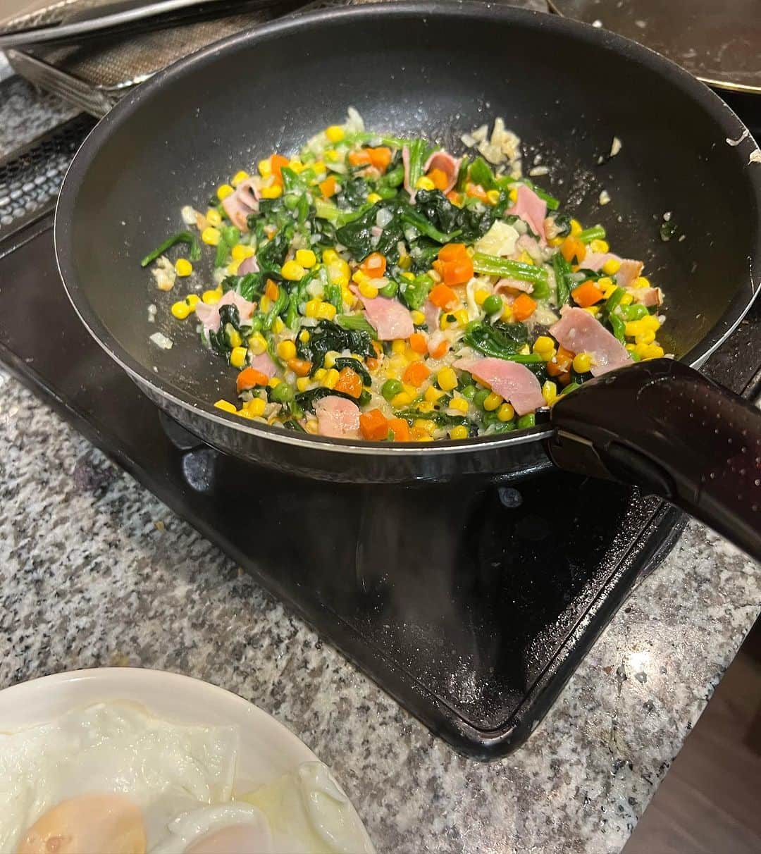 クリス・ハートのインスタグラム：「Mornings are a practice in routine…. Except for breakfast…never know what I’m gonna make because it always depends on what’s leftover lol….  Yet again, frozen vegetables come to the rescue in a pinch….」