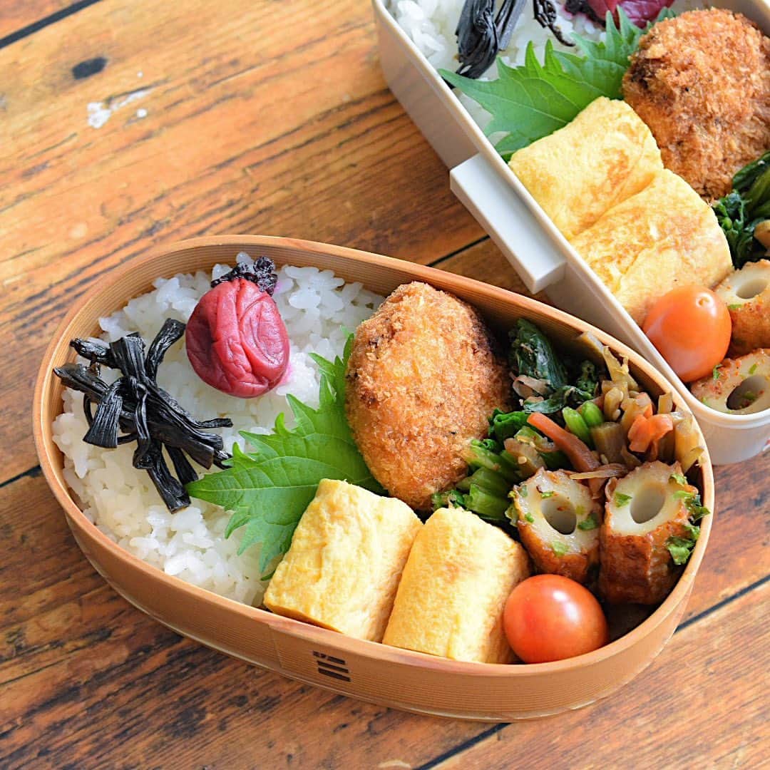 yukiyoのインスタグラム：「2023.7.13* ・ 今日のお弁当 ・ ごはんにわらびの佃煮、梅干し 甘い出汁巻 ラストのおからコロッケ ほうれん草おひたし きんぴらごぼう 竹輪マヨ醤油 味噌汁はお豆腐、長ネギ、青梗菜、黒バラ海苔 おにぎりの具はしそ昆布の佃煮 ・ 木曜日。 暑いけど頑張ろう ・ ・ #お弁当 #obento #bento #japanesefood #暮らし #わっぱ #曲げわっぱ #わっぱ弁当 #igersjp #おうちごはん #おうちごはんlover #クロワッサンお弁当部 #クロワッサン普段弁当」