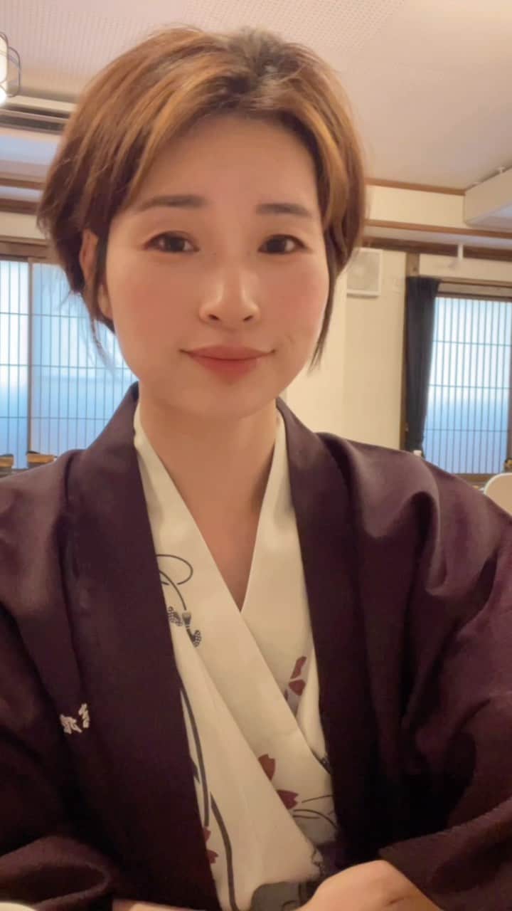 三佐和あやのインスタグラム：「この前、旅行した 熊本ふりかえり🐻  わたしも 3人兄弟でね、 兄と姉がいるの☺️  どこか、心の中に 3人いたら 安心だ、みたいな 謎の？自信があって、 育った環境ってあるんだろうね。  3人姉妹 家族5人 ほんとに幸せなの〜  旅館は 夏目友人帳 の アニメ聖地巡礼 で 泊まった @hitoyoshiryokan “人吉旅館”」