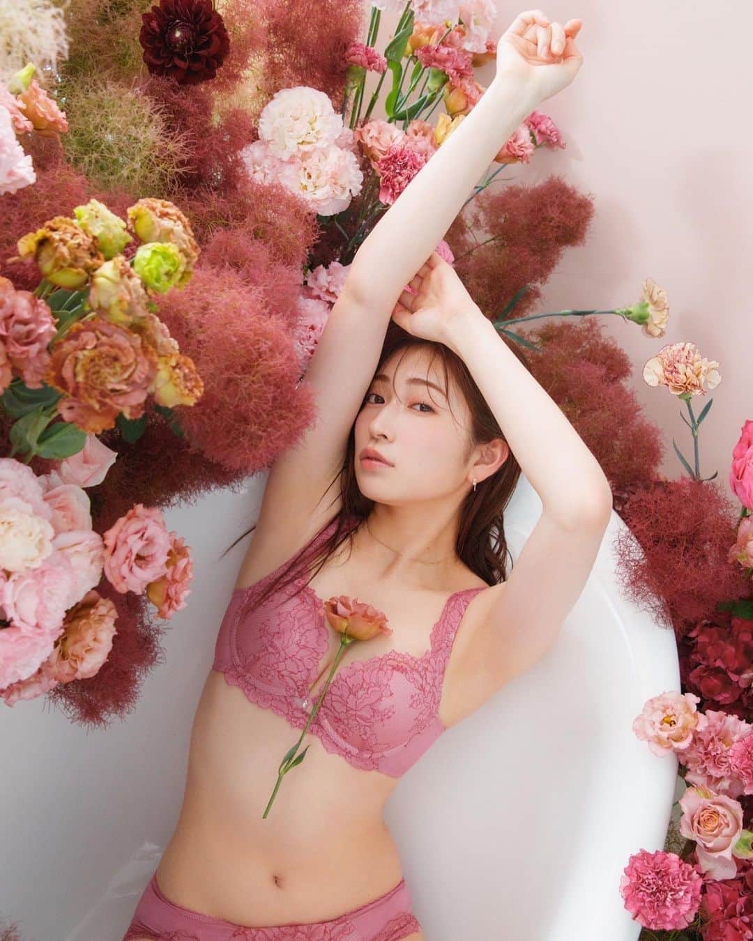吉田朱里さんのインスタグラム写真 - (吉田朱里Instagram)「@peachjohn_official 🩷🩷 今回はお花いっぱいの バスタブ🛁での撮影でした🌸 . セラムとスクラブで 自分の身体もーっと好きになってね❤️」7月13日 9時28分 - _yoshida_akari
