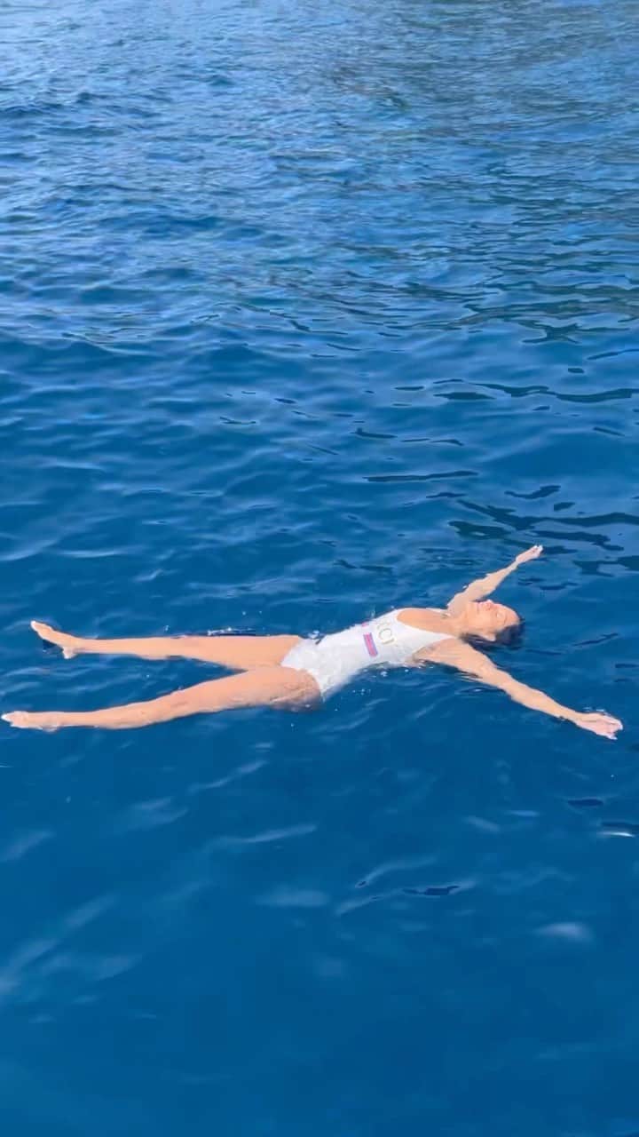 のインスタグラム：「Oh how I love water. I don’t love the creatures of the sea but thank goodness they let me visit their world in peace.  🎥 @seenbysharkey」