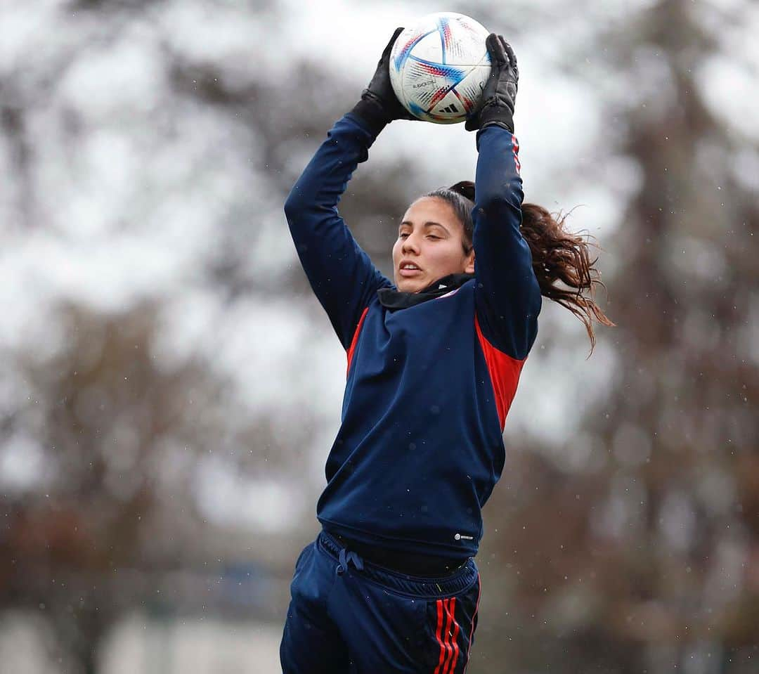 サッカーチリ代表チームさんのインスタグラム写真 - (サッカーチリ代表チームInstagram)「🧤⚽️ Los trabajos de nuestras arqueras de #LaRojaFemenina 🇨🇱⚽️: @anto_canalesp y @gabiborquez_1   👨‍🏫🧑‍🏫 Los ejercicios son liderados por la preparadora de arqueras (PA), Carolina Armijo. También está presente el PA de la Sub 20 y Sub 17 Femenina, Fabián Daza.  📸 Carlos Parra   #VamosLaRojaFemenina #VamosChile」7月13日 9時29分 - laroja