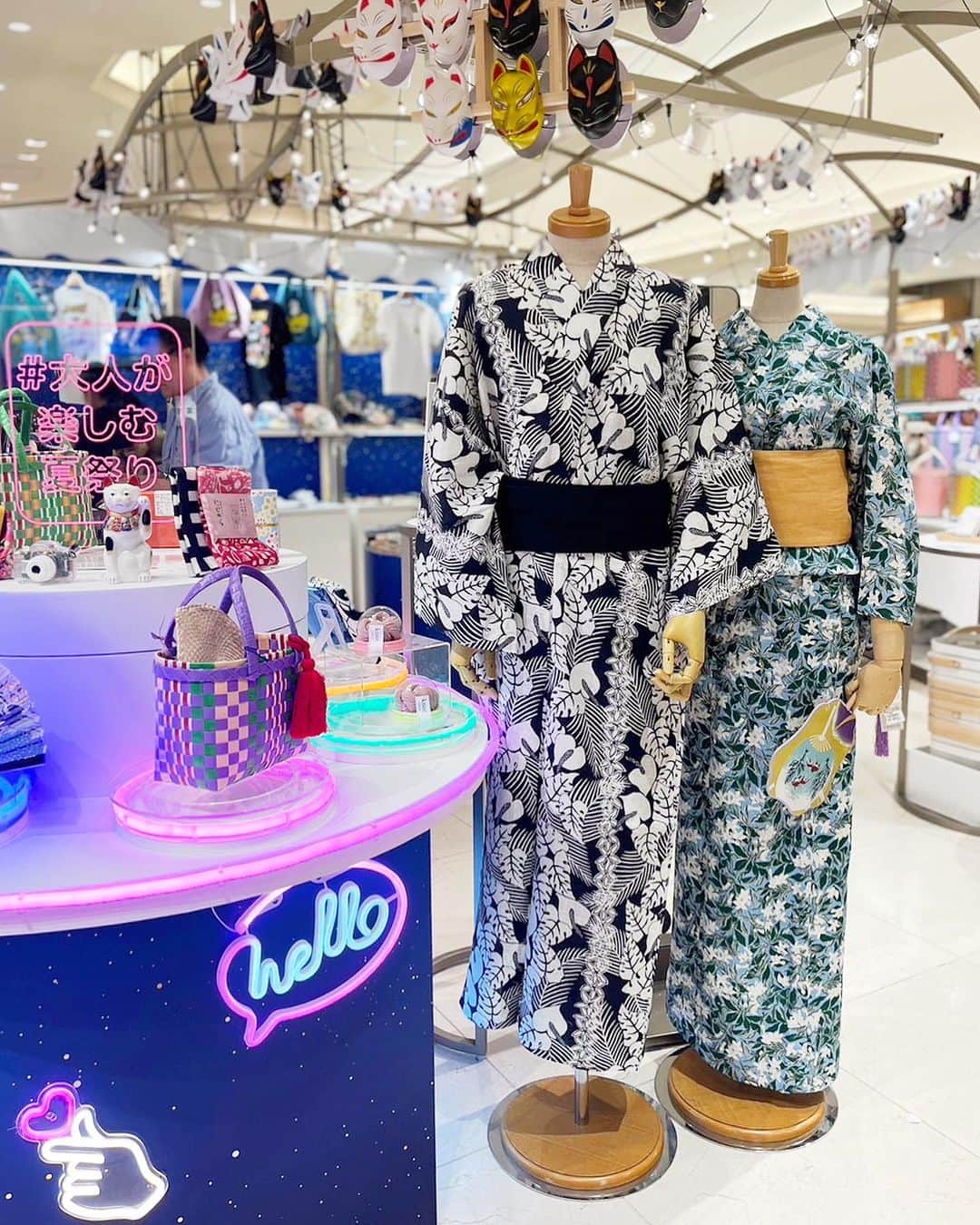 のインスタグラム：「\ 開催中！/  《 KEITAMARUYAMA POPUP in 阪急うめだ本店 》  【  #阪急大人の学び 丸山敬太的夏の楽しみ方 】🎐  今年の夏の #阪急うめだ本店 は、#大人が楽しむ夏祭り として、ゆかたで楽しむ夏をサポート！  ● #大人が楽しむ夏祭り -SUMMER FESTIVAL - 7/12（水）〜7/25（火） 阪急うめだ本店 1F コトコトステージ12  1階コトコトステージ12では、ゆかたにマッチするアイテムをラインアップ。  Lemonにフォーカスしたトートバッグやクッキー缶、 ゆかたに合わせても素敵なアクセサリー、 「PICKY THE SHOP」(@picky.the.shop_bar) とコラボしたヘアクリップ、 アーカイブの生地を使ったうちわや扇子、日傘が楽しげに夏を彩ります🎋  また、7月22日(土)には、デザイナー丸山敬太 ( @keitamaruyama ) がプロデュースする1DAYスペシャルイベントも予定しています👏🏻 ※１DAYイベントの予約ページ公開は7月11日(火)〜、予約開始は7月12日(水)〜 イベントのお申し込み方法など、詳しくは @hankyustyle をご覧ください。  さらに、イベント期間中、お得なキャンペーンをご用意。 1階コトコトステージ12、11階コトコトステージ113で税込11,000円以上お買い上げいただいた、うめだ阪急ポイントカードEメール会員先着200名様に、 13階 屋上広場 うめだ阪急ビアガーデンで使用できる1,000円(500円×2)チケットをプレゼントします。 ※おひとり様、1回限り ※うめだ阪急ポイントカードと阪急百貨店・阪神百貨店からのEメールをご呈示ください。  ぜひこの特別な機会に、皆様のご来店を心よりお待ちしております。  【お問い合わせ先】 阪急うめだ本店 〒530-8350 大阪府大阪市北区角田町8番7号  06-6361-1381 (代表)  #keitamaruyama #ケイタマルヤマ #阪急うめだ本店 #popup #大阪 #夏祭り #イベント #コトコトステージ #浴衣 #ゆかた #扇子 #うちわ #アクセサリー #日傘 #トートバッグ #エコバッグ #クッキー缶 #omotase」
