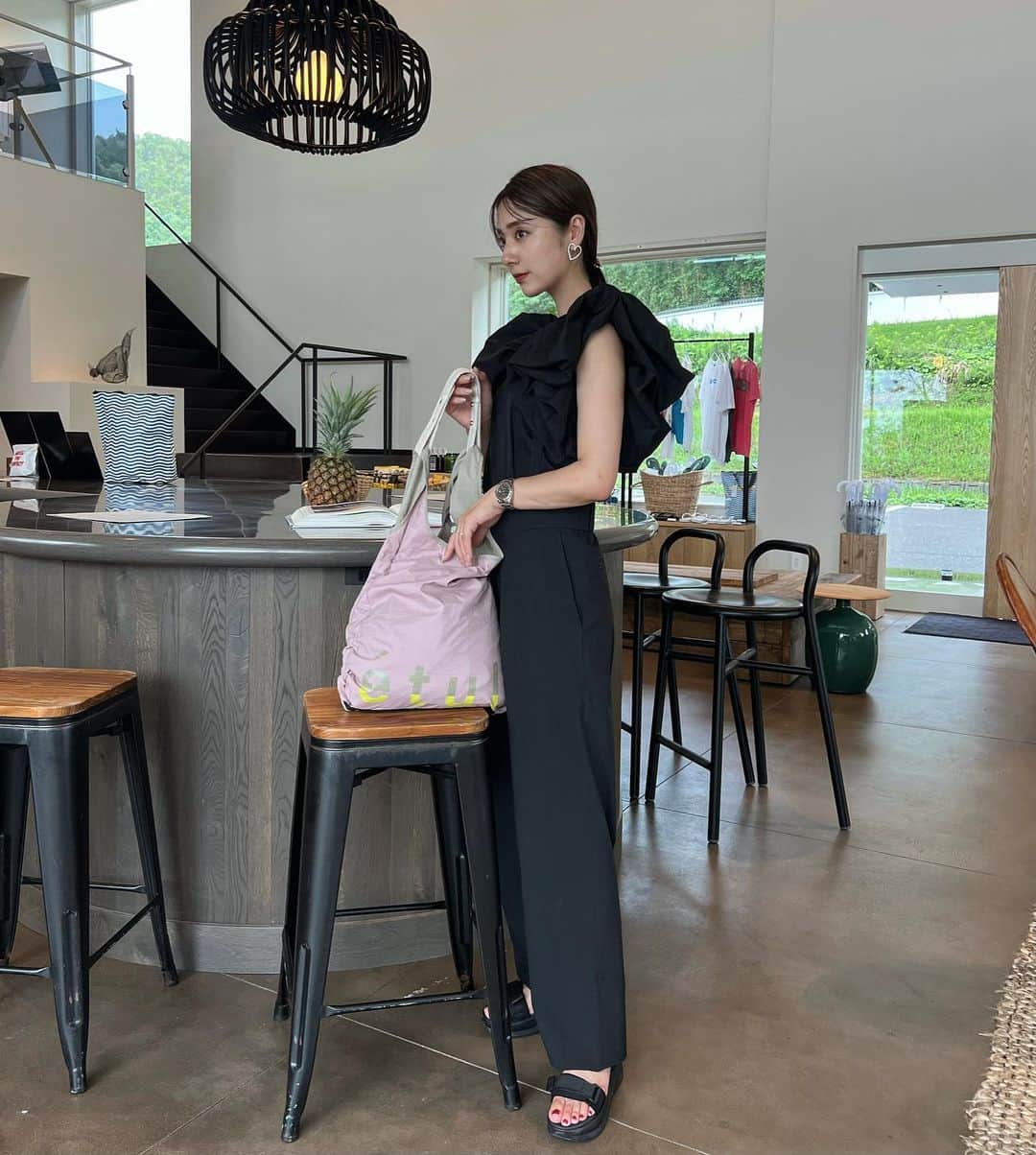 青野未来 / MikuAonoのインスタグラム：「. . 🖤🩷  #ootd tops @nostalgia_jp  pants @puritas_jp  sandal @classicalelf_official  bag @etul_official  pierce @anne2018_official  . . #classicalelf #クラシカルエルフ#エルフコーデ#タイアップ#関西ママ#ママコーデ#zozotown#zozo#zozotown購入品#etul_official #nostalgia#puritas#anne2018」