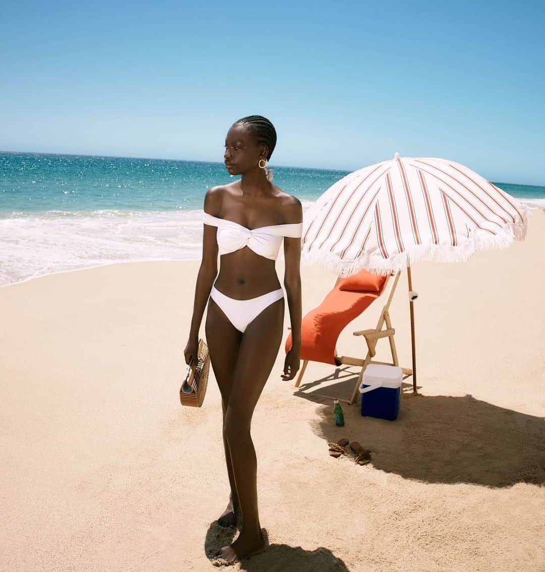 ミリーのインスタグラム：「Beach, slay, repeat 🤍👙」