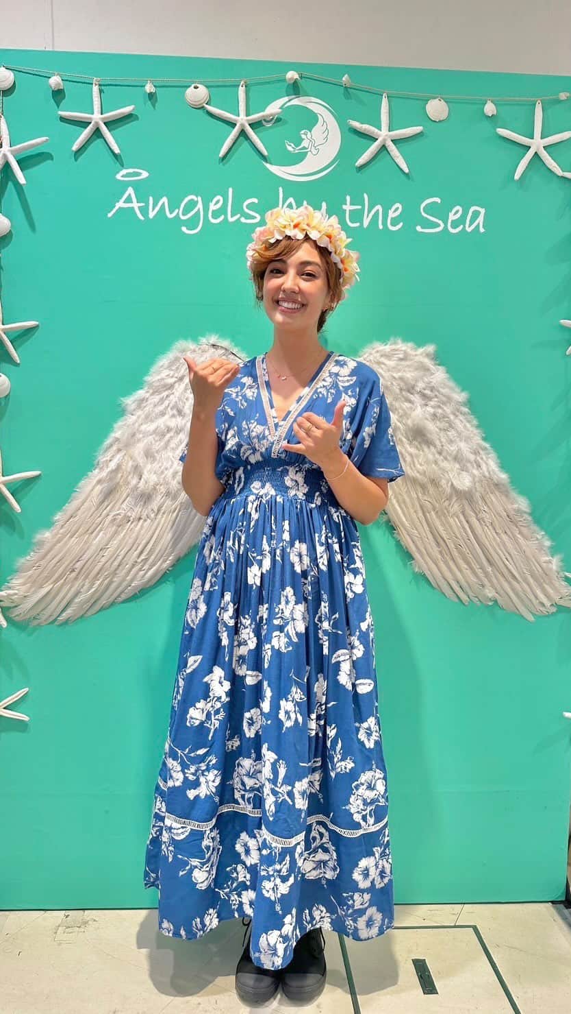 Angels By The Sea Hawaii Waikiki Based Boutiques ?Original clothing designed のインスタグラム：「New Arrivals👗 @angelsbythesea  店舗と阪急ハワイフェアにて大人気の新作ドレス  ハワイに恋してのMCでも大人気のサーシャさん @sashaloha_ がドレスの魅力を素敵に紹介してくださいました。 　 Websiteでも販売を開始しています。いつも応援くださりありがとうございます💁🏻‍♀️💕  New Dress has just arrived and is also available in stores now. Thank you for your support as always 🙏  👗 @angelsbythesea  📸 @sashaloha_ & @nina_bythesea Thank you so much💕 📍 阪急ハワイフェア2023 @hankyuworldfair @hawaiilife_hq @hankyu_event   @angelsbythesea has been Hawaii’s resort fashion brand based in Honolulu, Hawaii, since 2010. Please visit our online store 🌺www.angelsbytheseahawaii.com Owner Designer Nina Thai (Miss Waikiki) @nina_bythesea (日本語勉強中📚🙇🏻‍♀️) Please feel free to tag your pic for a chance to be featured!  ハワイのリゾートファッション、 エンジェルズバイザシー はミスワイキキである Nina Thai によって作られたハワイオリジナルファッションブランドです🌴日本語ウェブサイトはこちら www.angelsbytheseahawaii.jp  ハワイやリゾートファッションが好きな人は是非私達のアカウントをフォローして下さい🙌また私達の商品をポストする際にタグ付けしていただいたら私達からリポストされるチャンスがあります  #angelsbytheseahawaii #angelsbythesea #resortwear #hawaii #waikiki #supporthawaii #sheratonwaikiki #bandeau #palmleaves #hawaiibeaches  #ハワイ #ワイキキ #カイルア #ラニカイビーチ #シンプルコーデ #ハワイ好きな人と繋がりたい #エンジェルズバイザシーハワイ #エンジェルズバイザシー #リゾートファッション #ハワイに恋して #ハワイ限定 #シェラトンワイキキ #ワイキキビーチ #ハワイに恋して #サーシャ」
